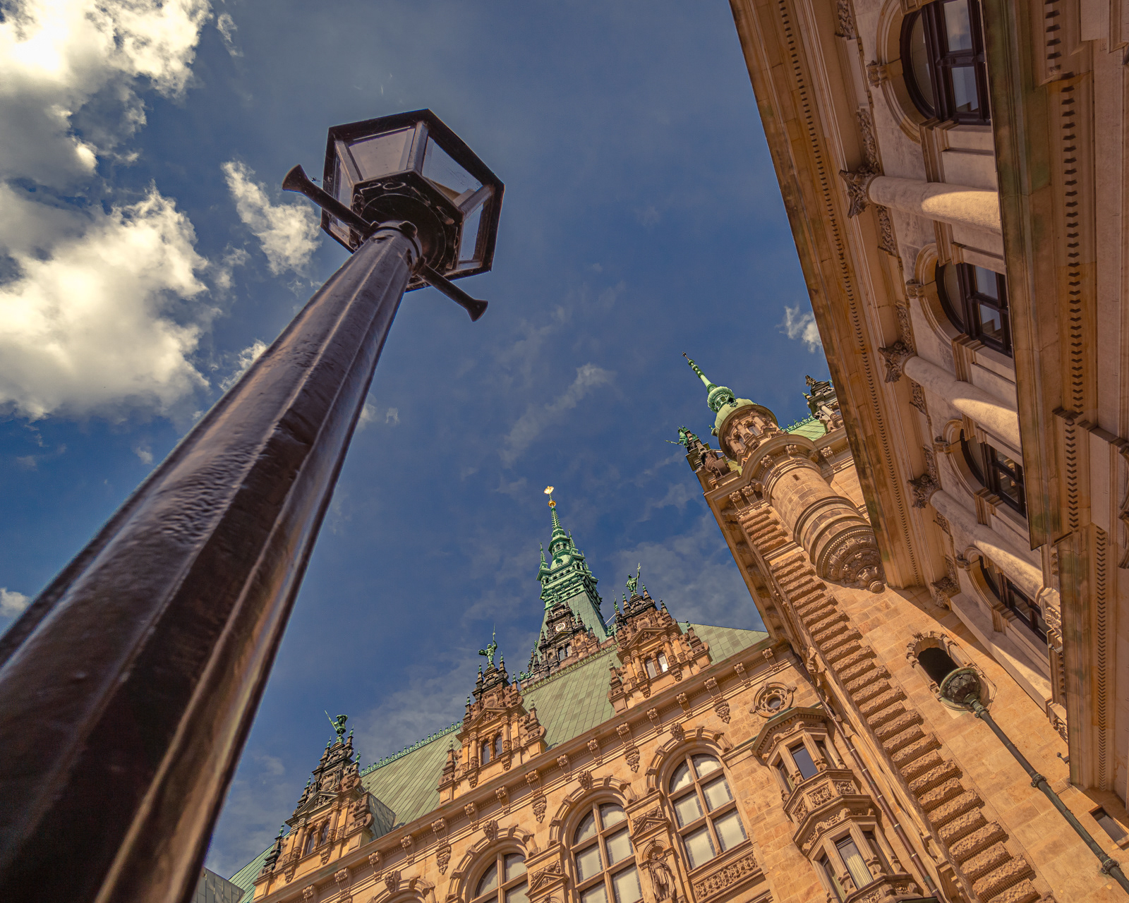 Hamburger Rathaus | Settings: | iso 100 | 10mm | f/8 | 1/400 Sek. |