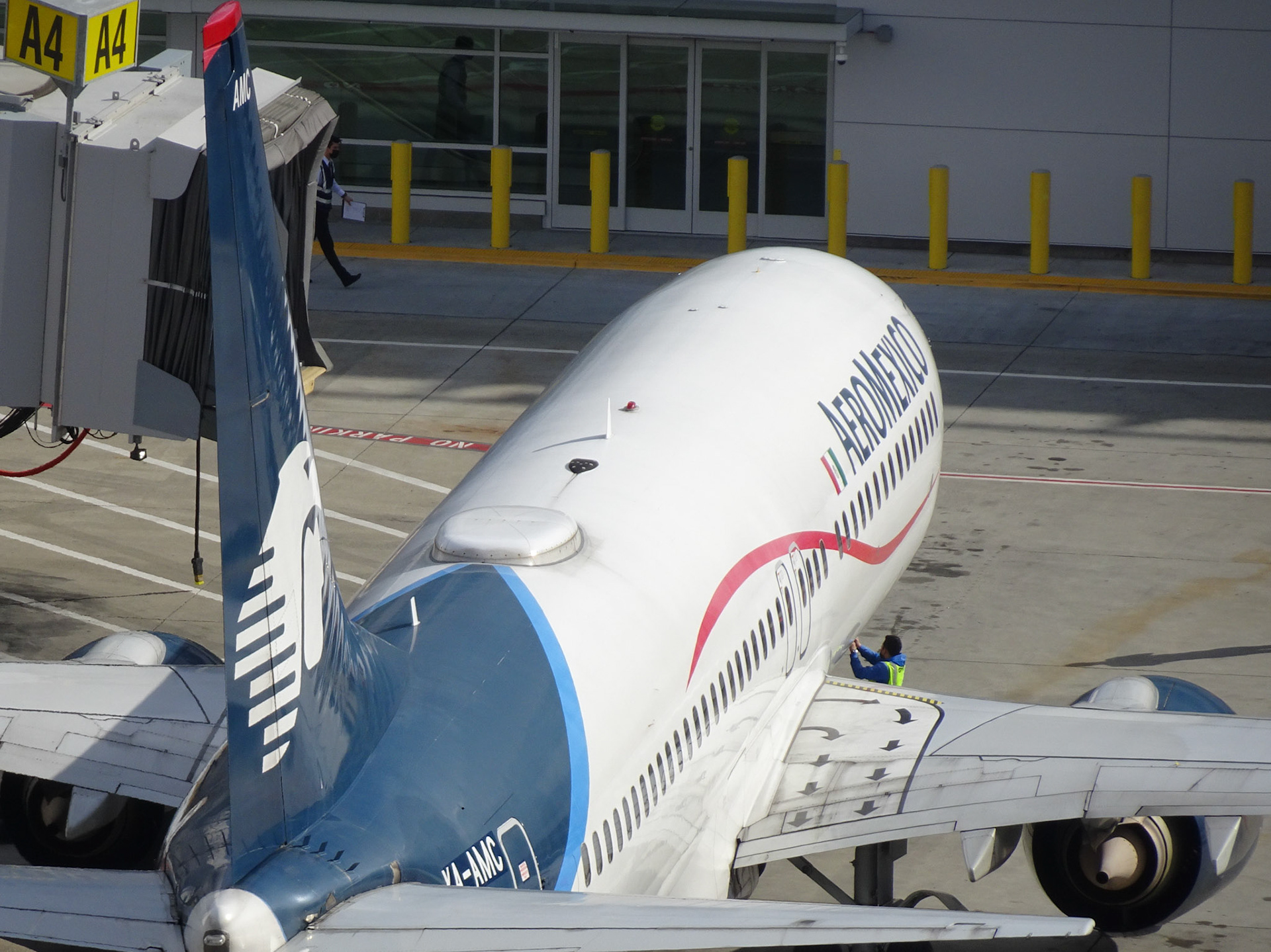 AeroMexico Boeing 737 at SFO