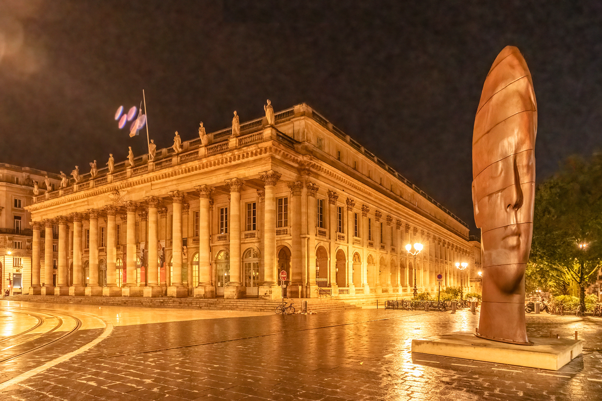 Grand Theatre de Bordeaux - Statute Sanna in the foreground