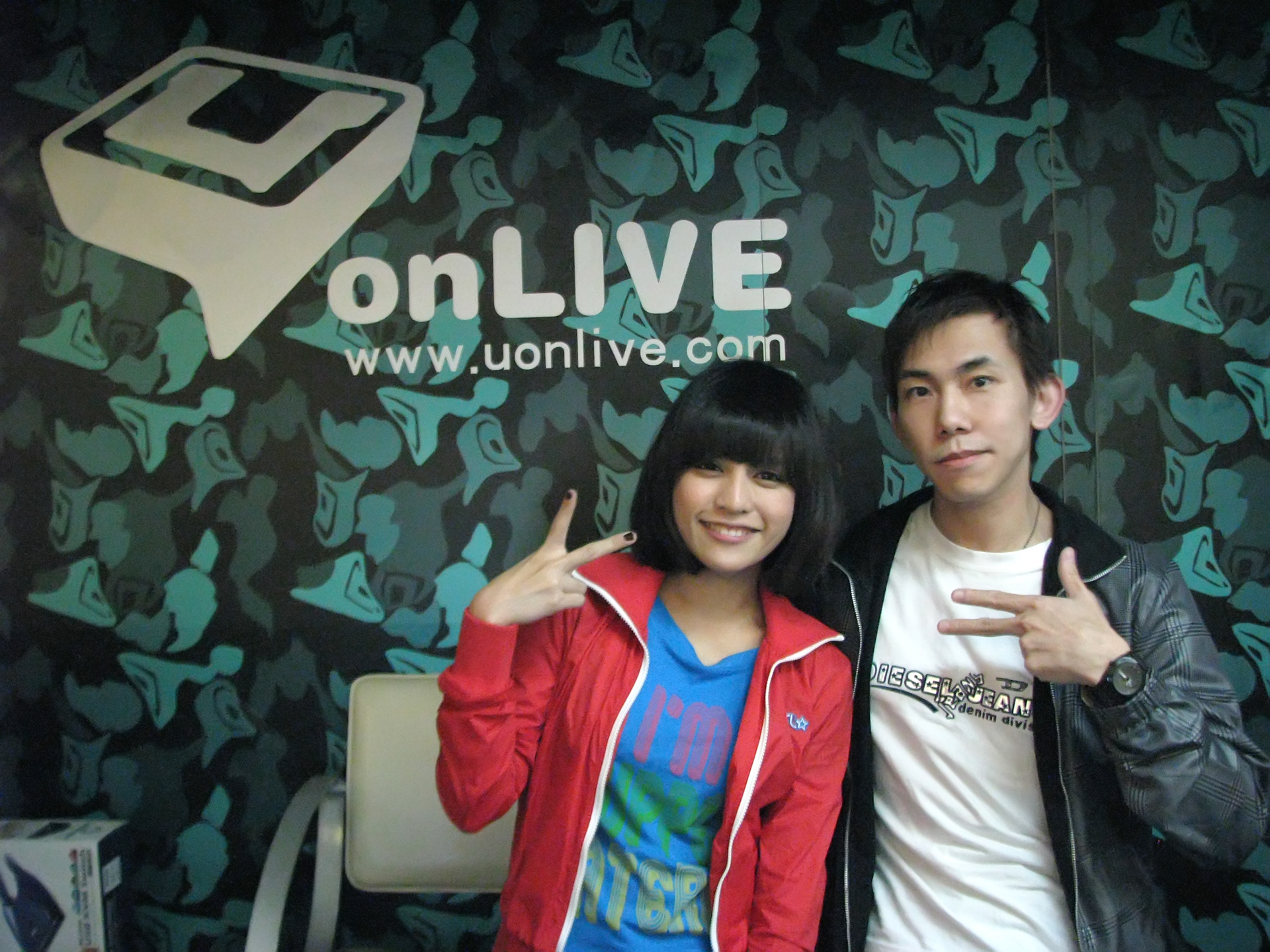 網上媒體UonLive仿問夏宇童