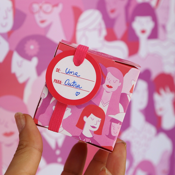A mulher que ganha presenteia uma outra mulher que ela ama
