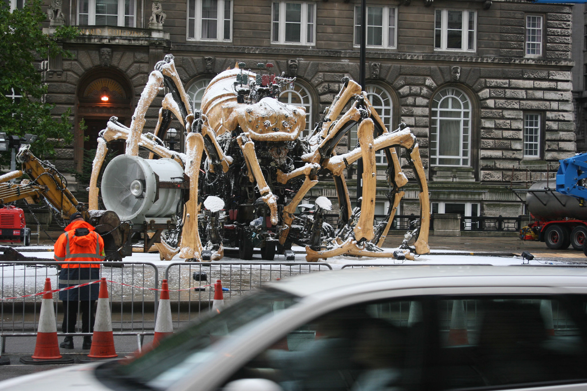 La Princesse in front of the Cunard Building, 2008