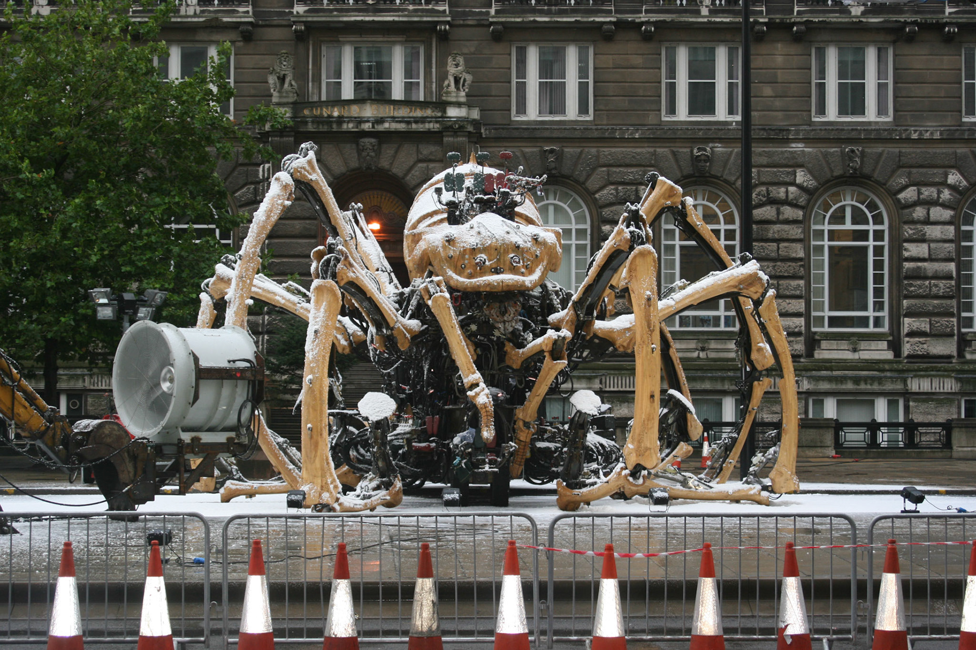 La Princesse in front of the Cunard Building, 2008