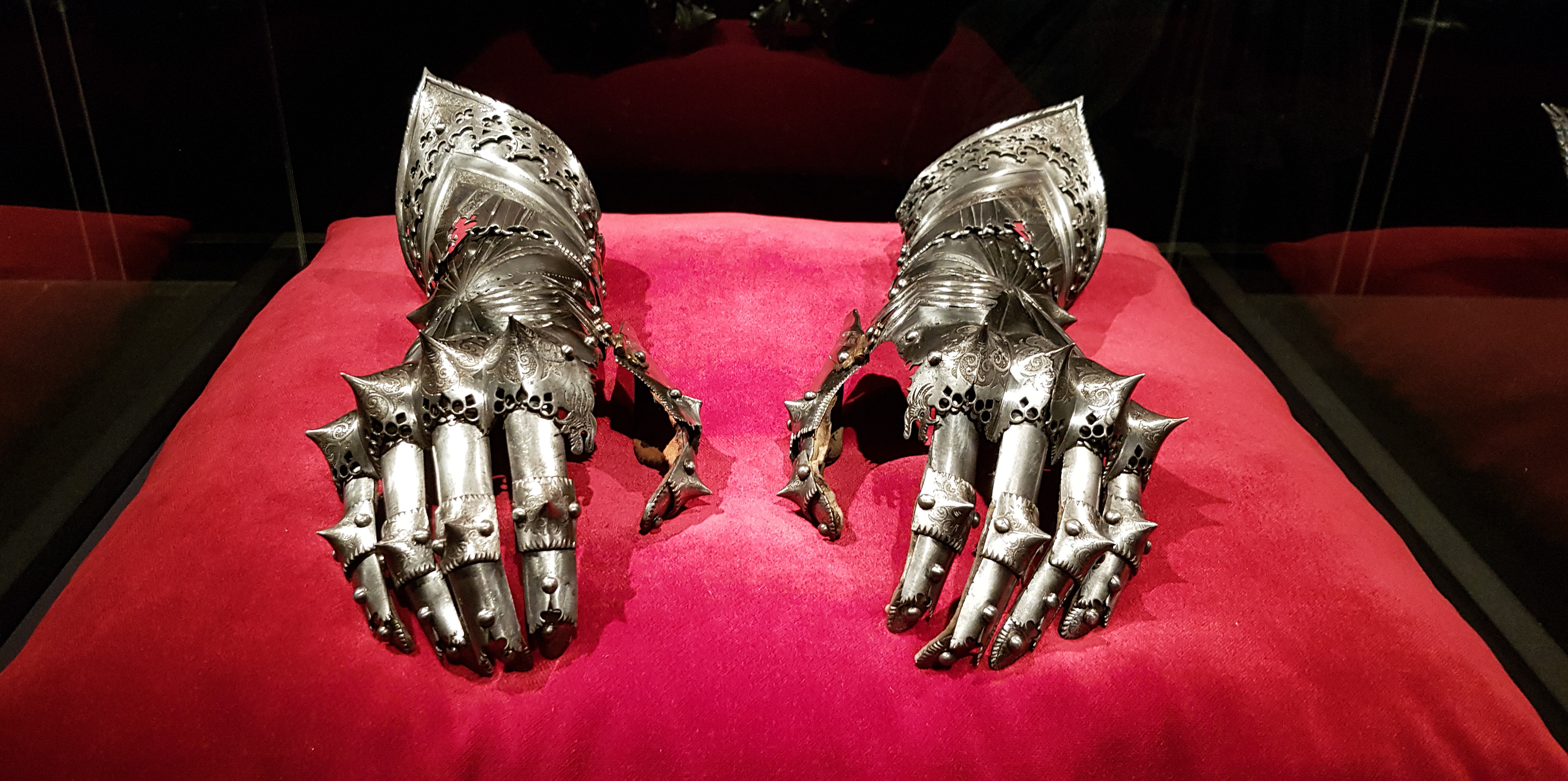 Gauntlets of Maximilian I, Metropolitan Museum of Art