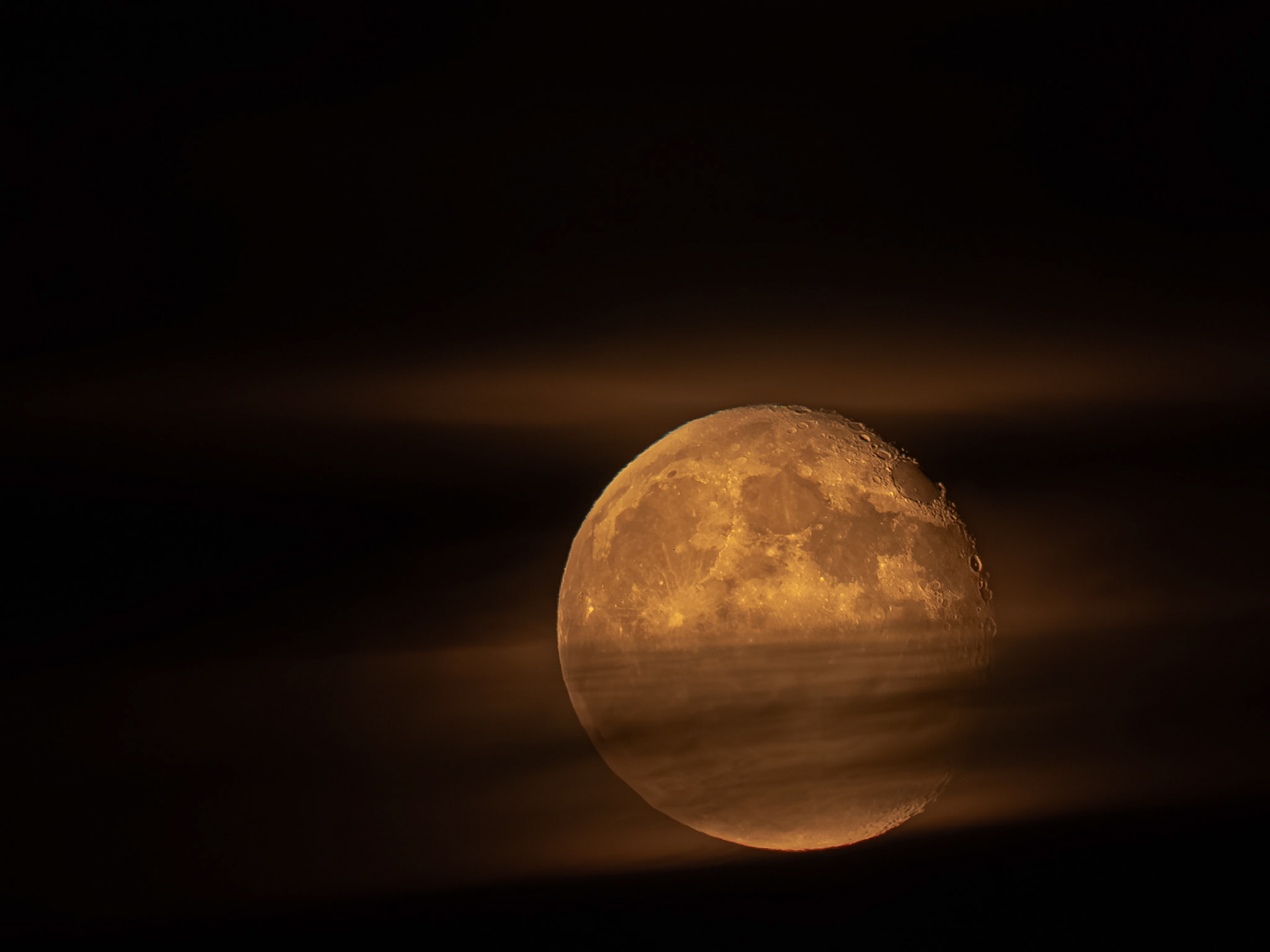 La lune rousse des combes...