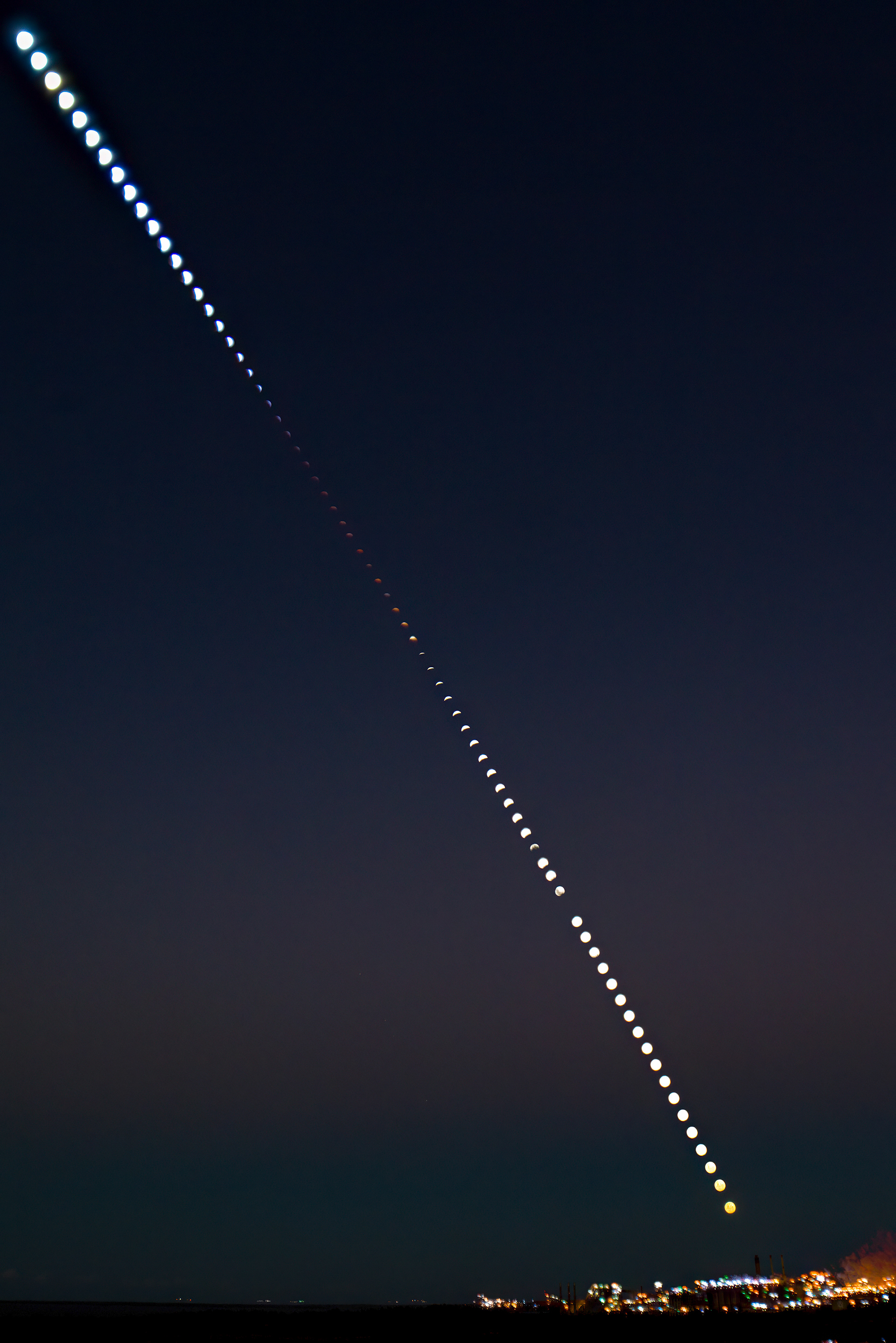 Total lunar exclipse, imaged taken 3min apart with a nikon d5600 and Samyang 14mm, assembled in sequator