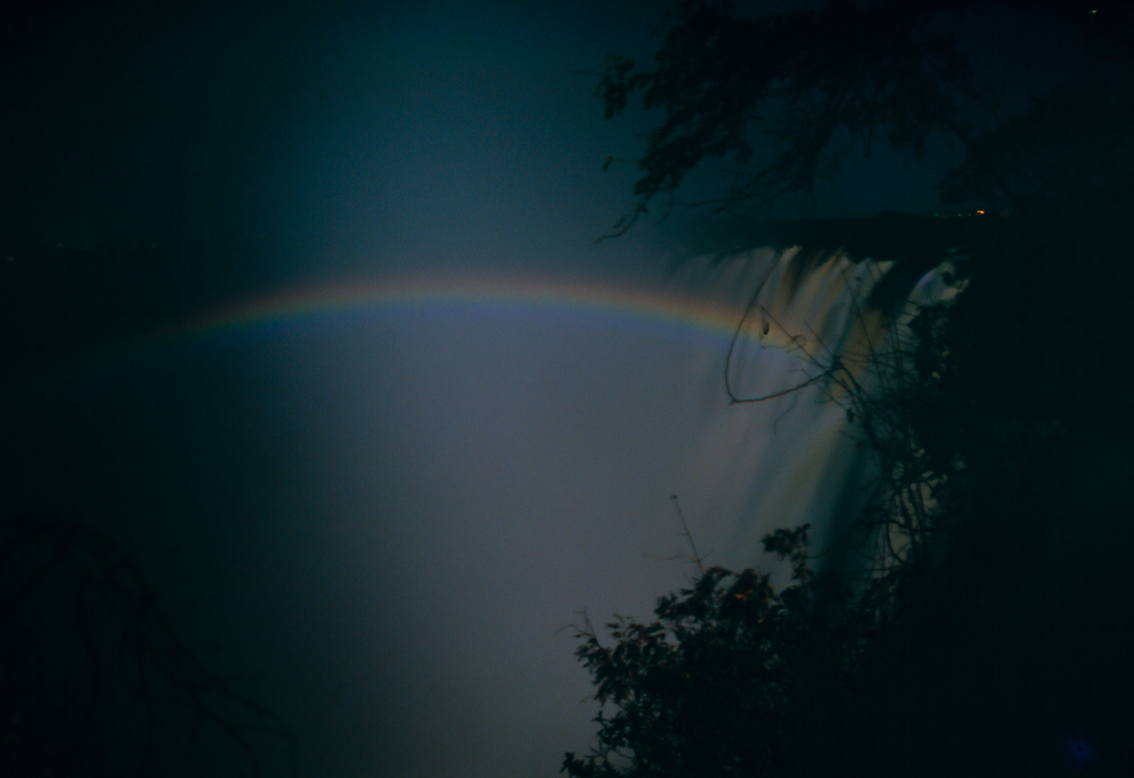 ビクトリア滝　満月の虹