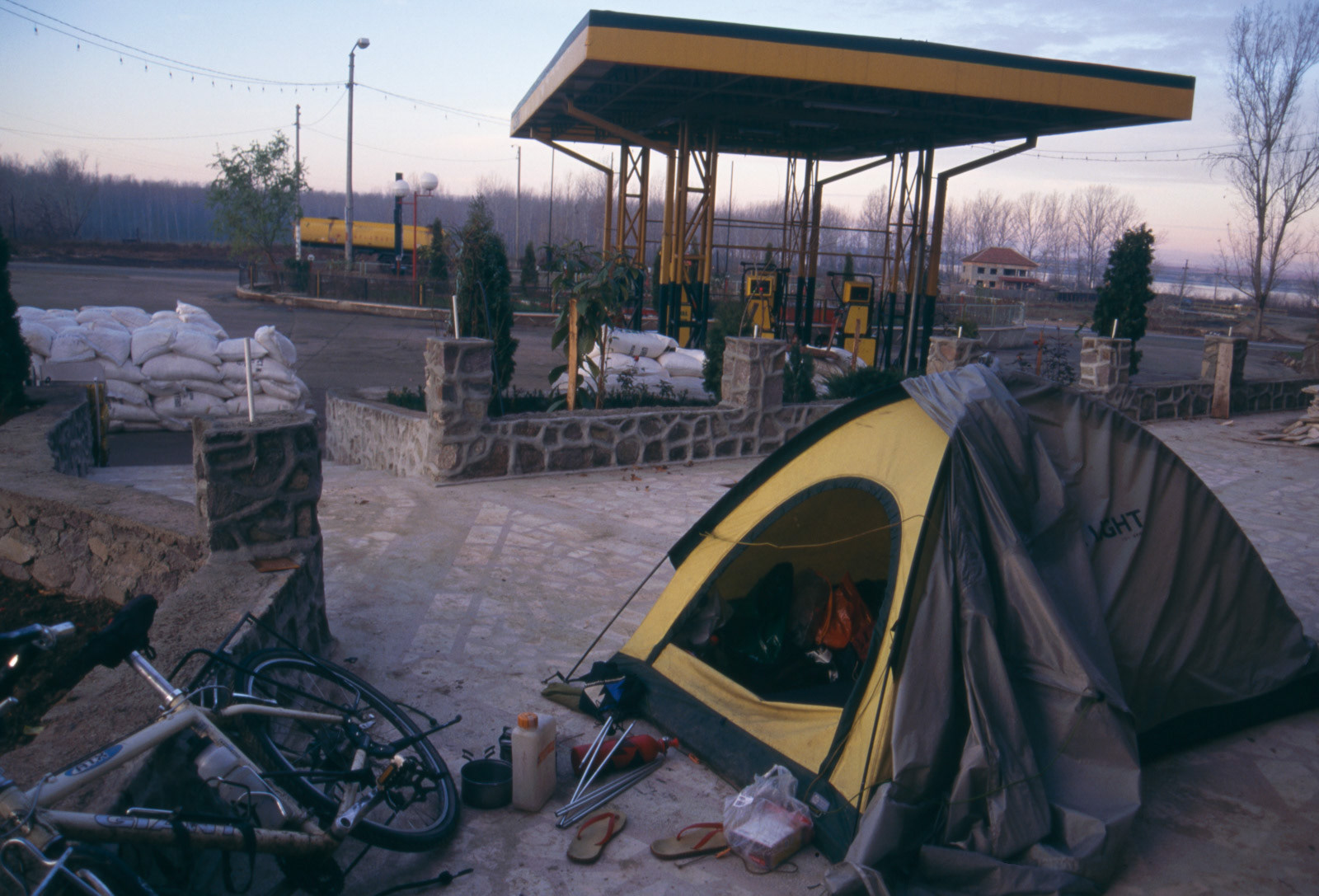 ガソリンスタンドで泊まる