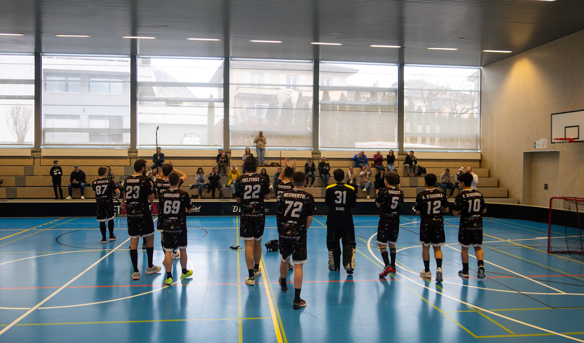 Les joueurs du BDV sont en train de remercier les fervents supporters.