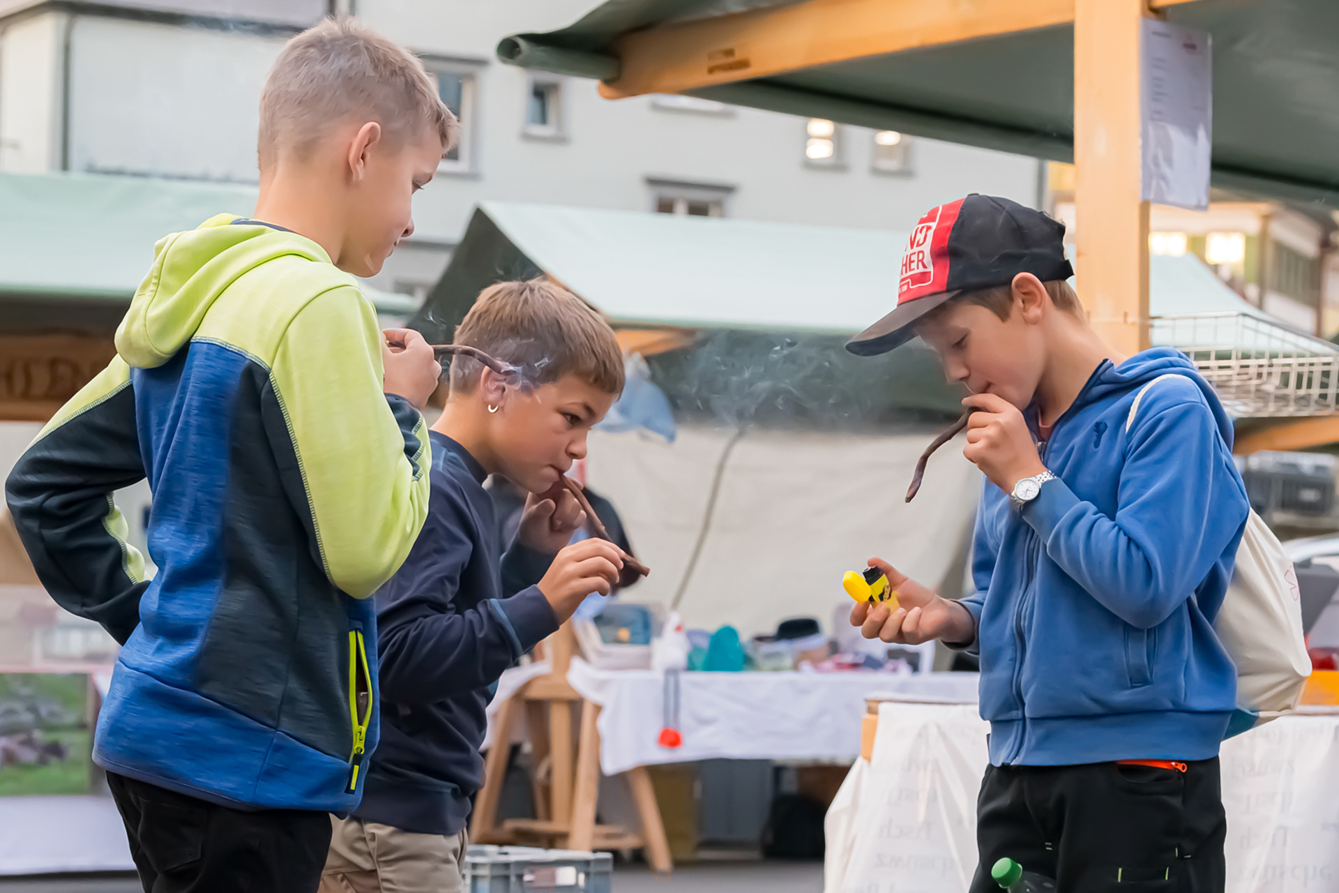 LORS DE LA REVUE DE BETAIL A APPENZELL (APPENZELL)  LES ENFANTS ONT LE DROIT DE FUMER DES CIGARES - OCTOBRE 2024