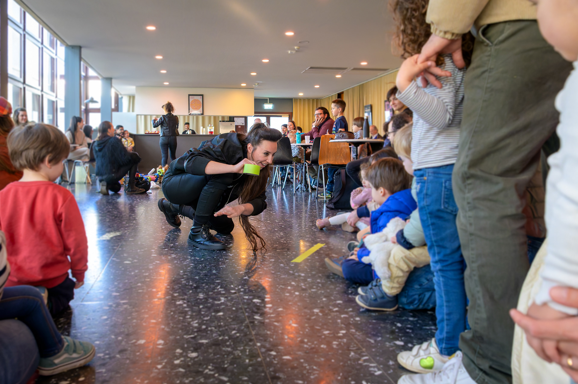 Début du spectacle « Scoooootch ! », Cie Les Nouveaux Ballets du Nord-Pas de Calais - Pour la ville de Vernier - Mars 2025