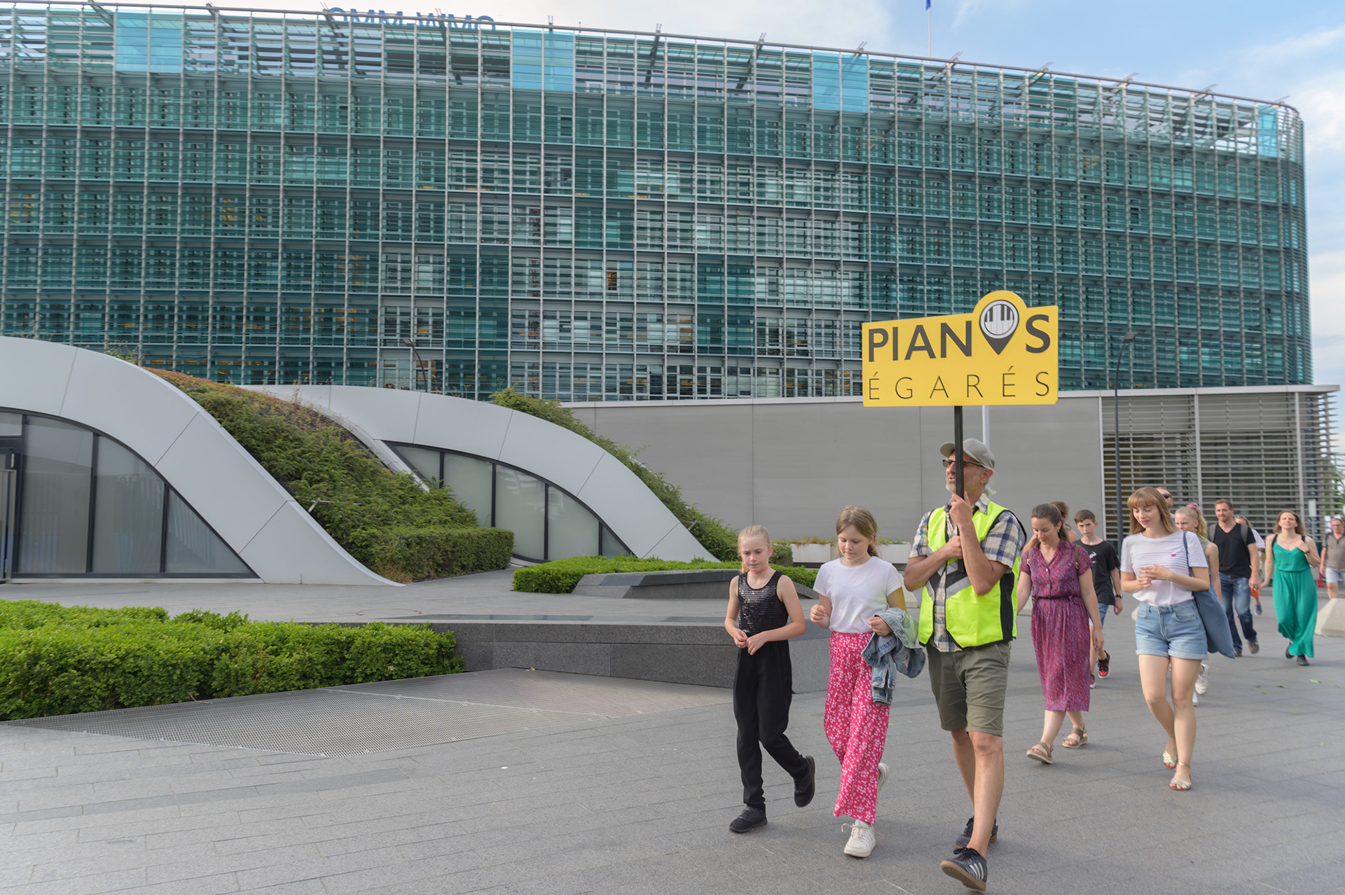 MARCHE POUR REJOINDRE LE LIEU DU CONCERT DE « THE CRAGS » - POUR LES PIANOS EGARES - SECHERON - JUIN 2023