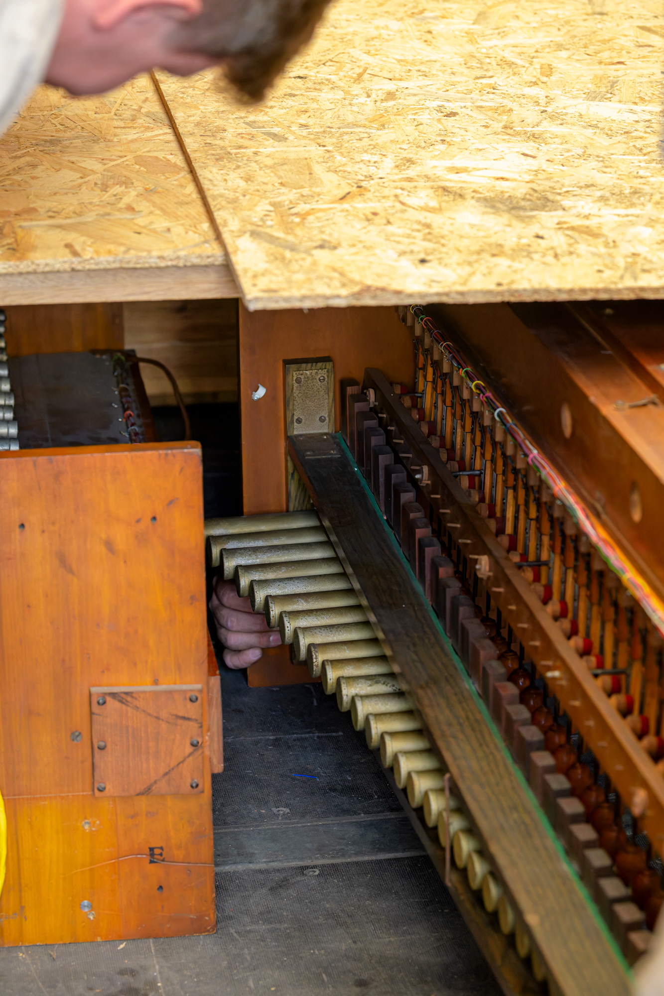 Dépose de l’orgue de cinéma du collège Claparède - Chênes-Bougeries - Avril 2026 - Pour l’AAOCCC
