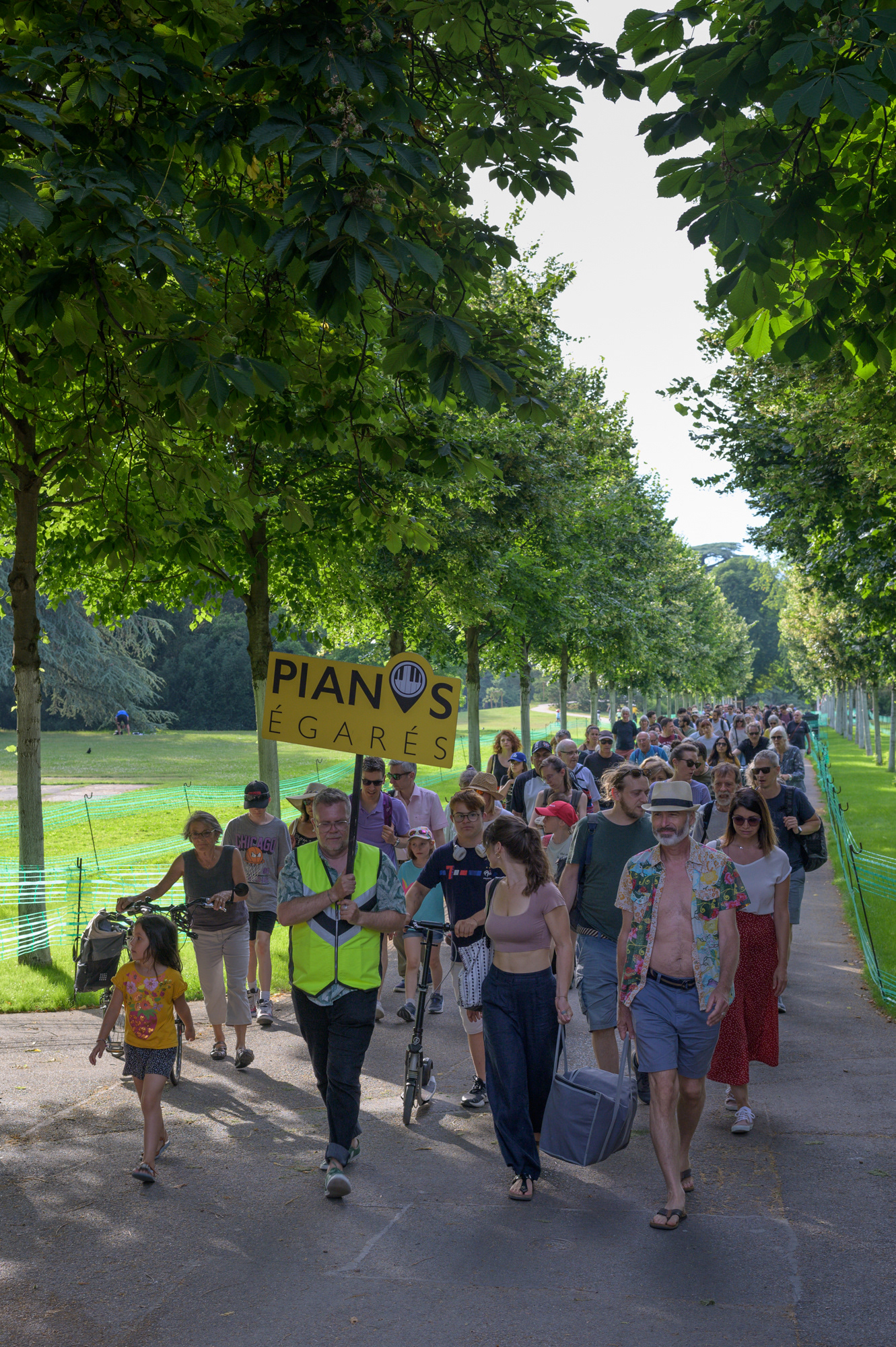 MARCHE POUR REJOINDRE LE LIEU DU CONCERT DE  « BARLOVENTO » - POUR LES PIANOS EGARES - EAUX-VIVES - JUIN 2023