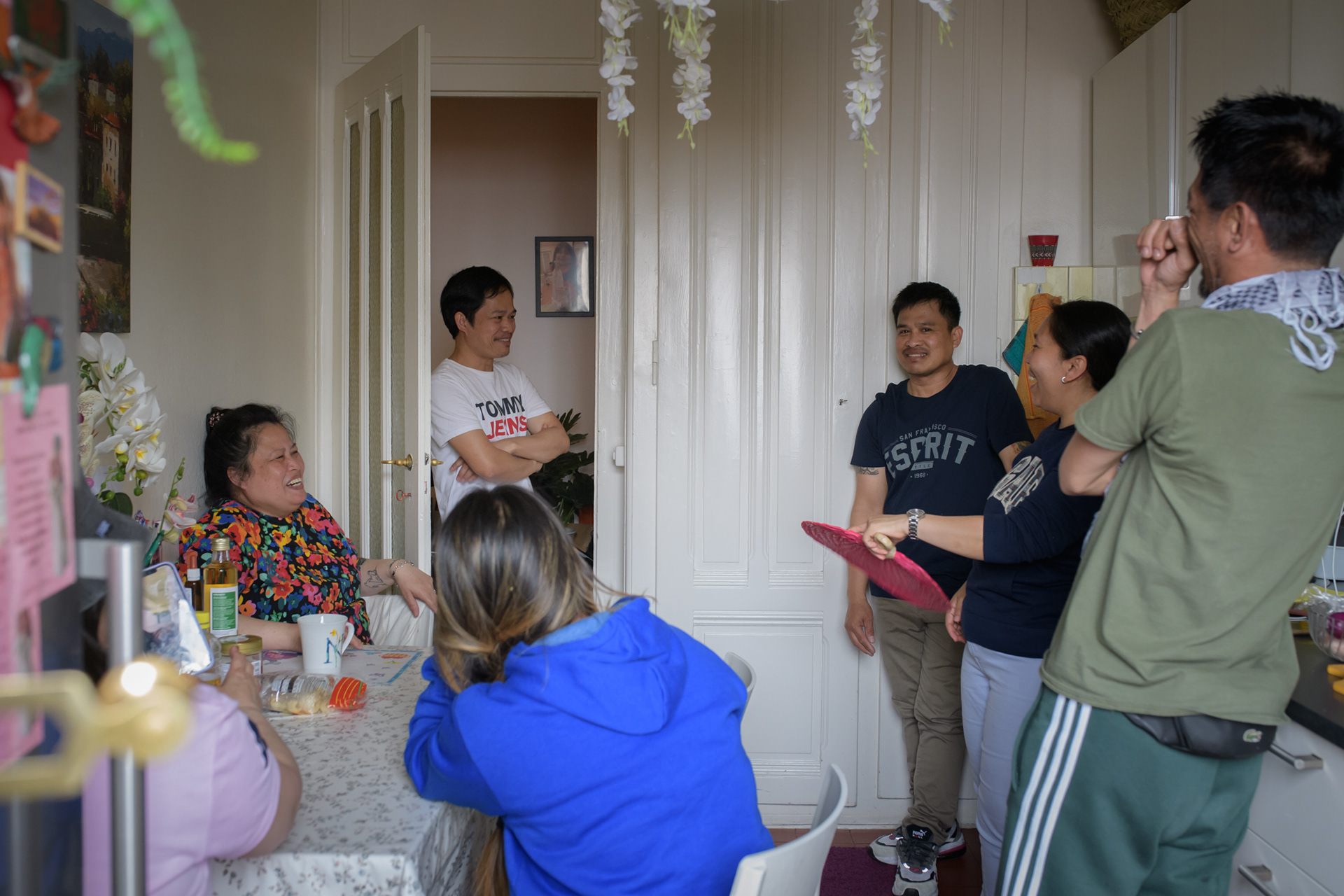 « DES EMPLOYEES PHILIPPINES POURSUIVENT LEUR EMPLOYEUR DIPLOMATIQUE POUR ESCLAVAGE » - REPAS DOMINICAL EN FAMILLE, AVEC DES AMIS, ET LA MAMAN EN LIGNE DEPUIS LES PHILIPPINES  - ALJAZEERA - GENEVE - MAI 2023