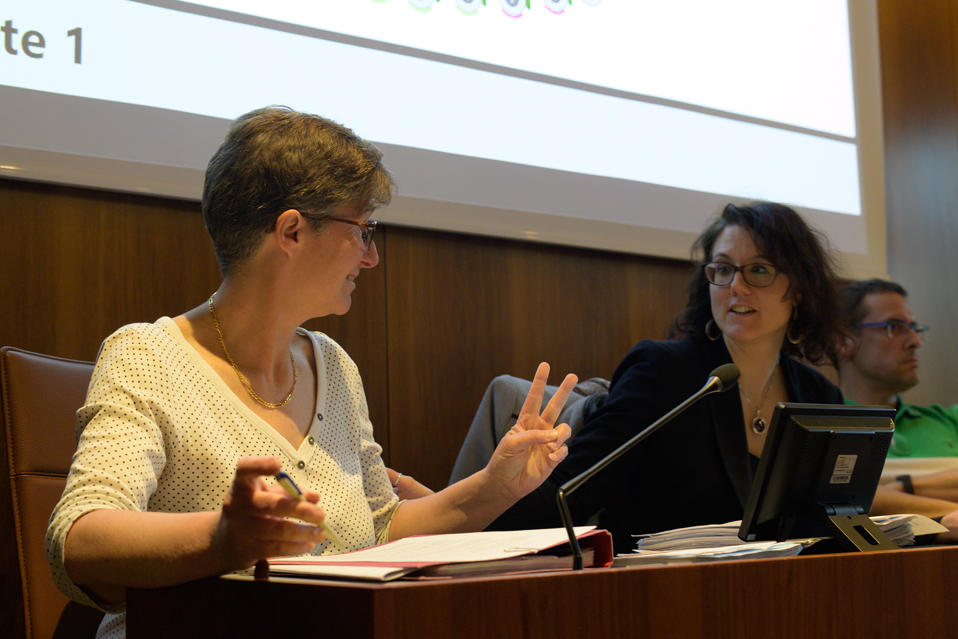 « UNE JOURNEE AVEC LA MAIRE », CORINNE GACHET, SUPPORTRICE DU GENEVE SERVETTE HOCKEY CLUB - CONSEIL MUNICIPALE DE LANCY- « 2-0 POUR SERVETTE » - GENEVE - AVRIL 2023