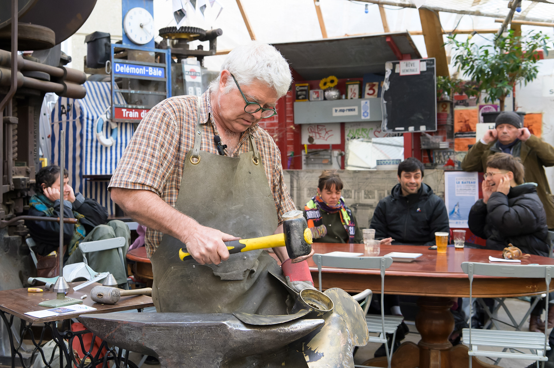TOBIA SCHNEBLI ET SON  SAVOIR-FAIRE « BRUYANT » DANS LE CADRE DE L’EXPOSITION POUR LES 50 ANS DU « BATEAU GENEVE » - ASSOCIATION POUR LE PATRIMOINE INDUSTRIEL - GENEVE - POUR LA TRIBUNE DE GENEVE - AVRIL 2024