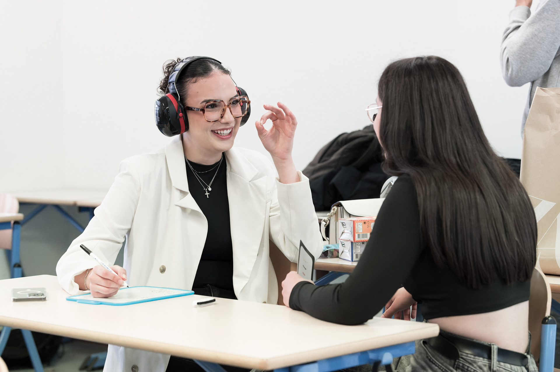 ATELIER D’INITIATION A LA LANGUE DES SIGNES ET LA CULTURE SOURDE - ECOLE DE SOINS ET SANTE COMMUNAUTAIRE - GENEVE - POUR LE DEPARTEMENT DE LA COHESION SOCIALE - JUIN 2024