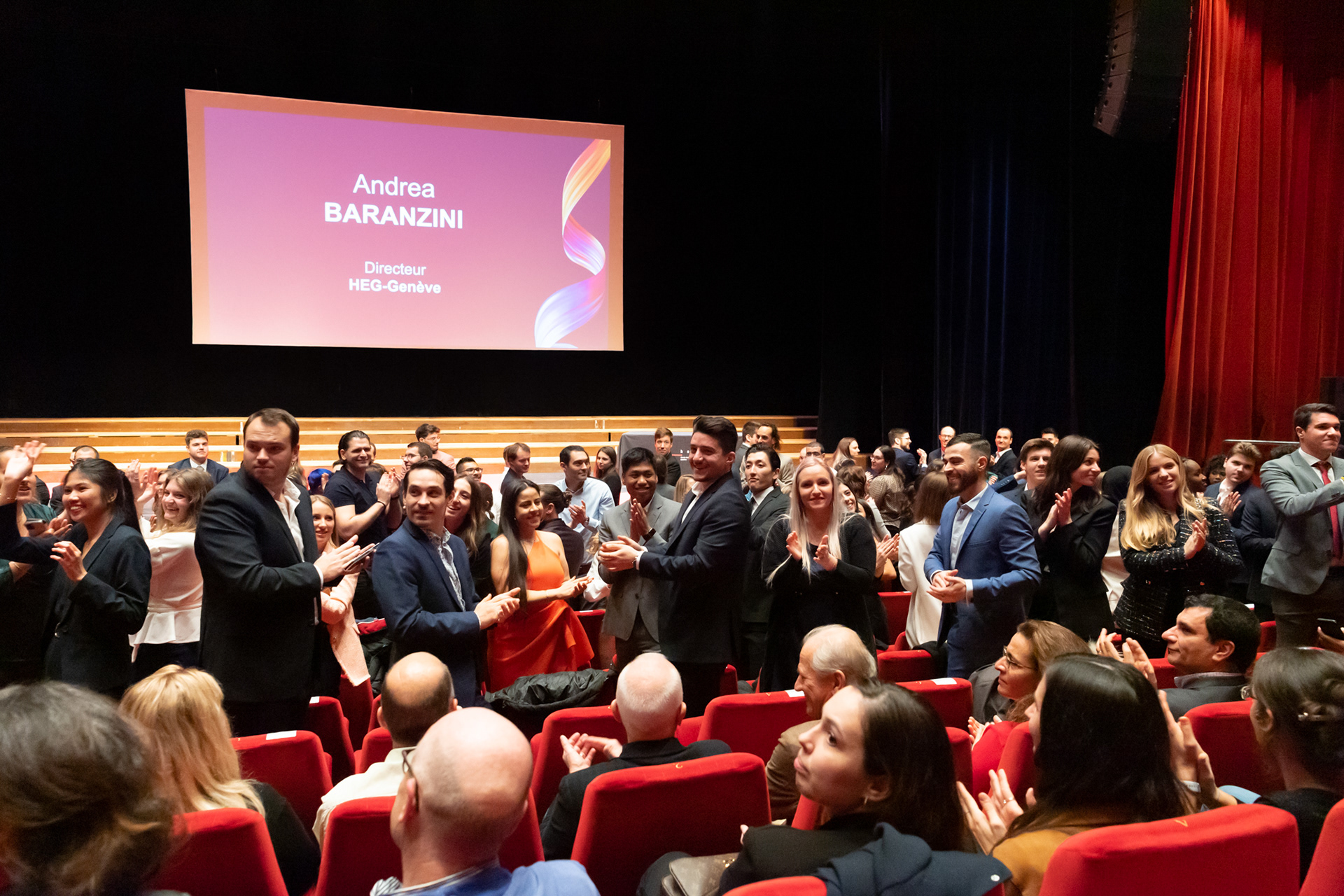 CEREMONIE DE REMISE DE DIPLOMES DE LA HAUTE ECOLE DE GESTION DE GENEVE - LE DIRECTEUR, ANDREA BARANZINI, DEMANDE AUX DIPLOMES D'APPLAUDIR FAMILLES ET AMIS POUR LES REMERCIER DE LEUR SOUTIEN DURANT LEURS ETUDES - NOVEMBRE 2022