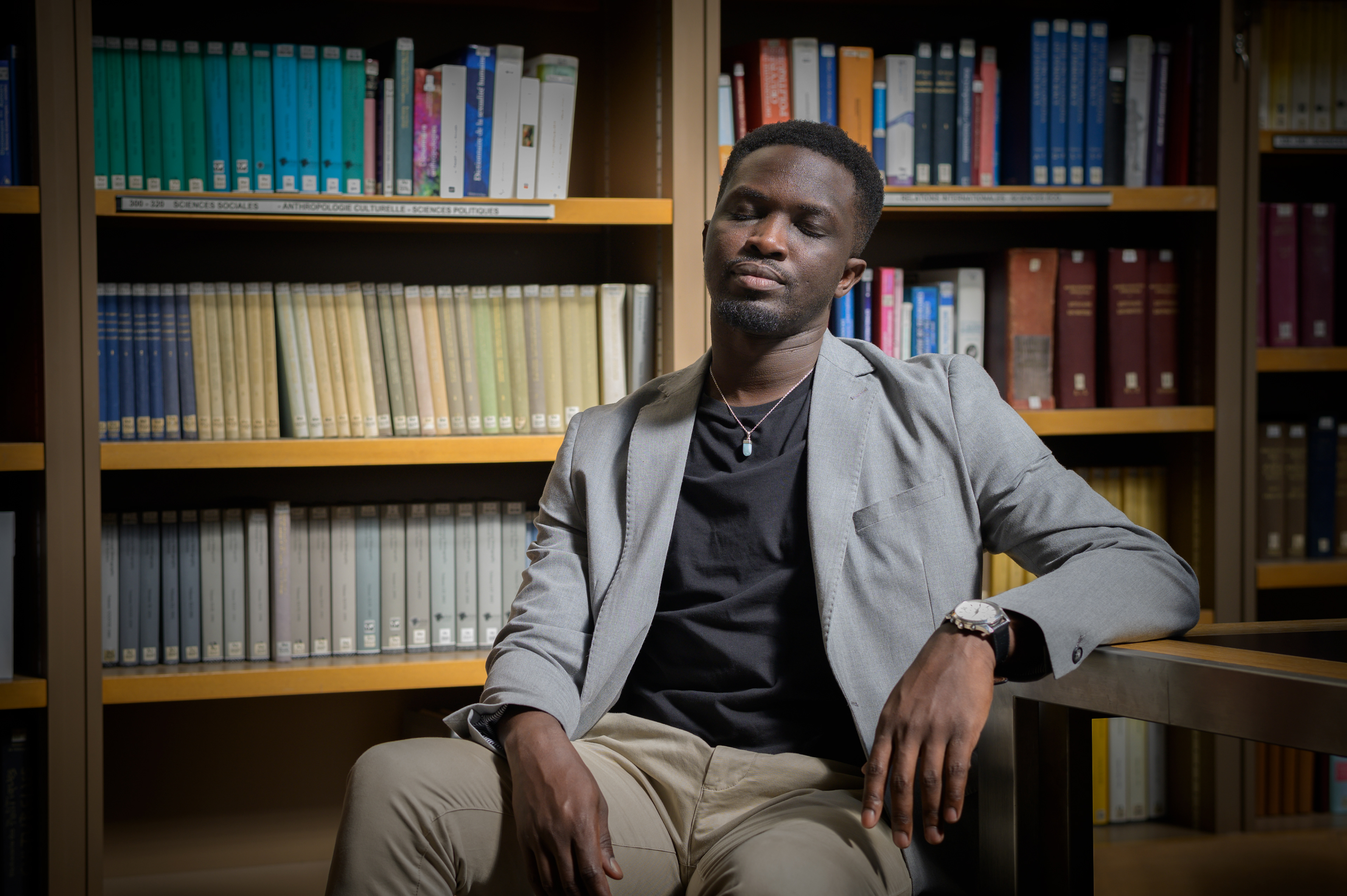 MOHAMED MBOUGAR SARR - PRIX GONCOURT 2021 - BIBLIOTHEQUE DE GENEVE - POUR LA TRIBUNE DE GENEVE - SEPTEMBRE 2023