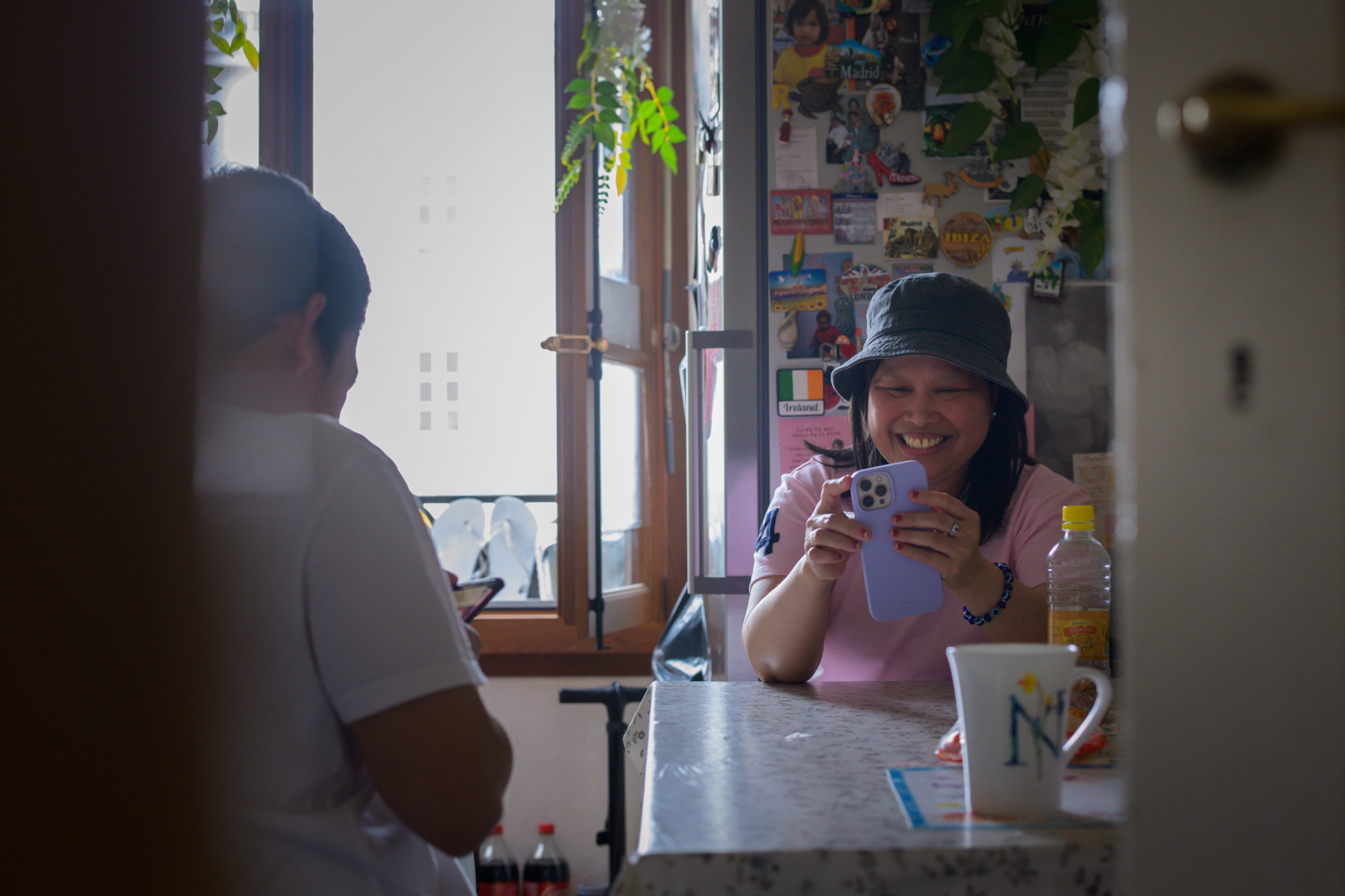« DES EMPLOYEES PHILIPPINES POURSUIVENT LEUR EMPLOYEUR DIPLOMATIQUE POUR ESCLAVAGE » - REPAS DOMINICAL EN FAMILLE, AVEC DES AMIS, ET LA MAMAN EN LIGNE DEPUIS LES PHILIPPINES - ALJAZEERA - GENEVE - MAI 2023