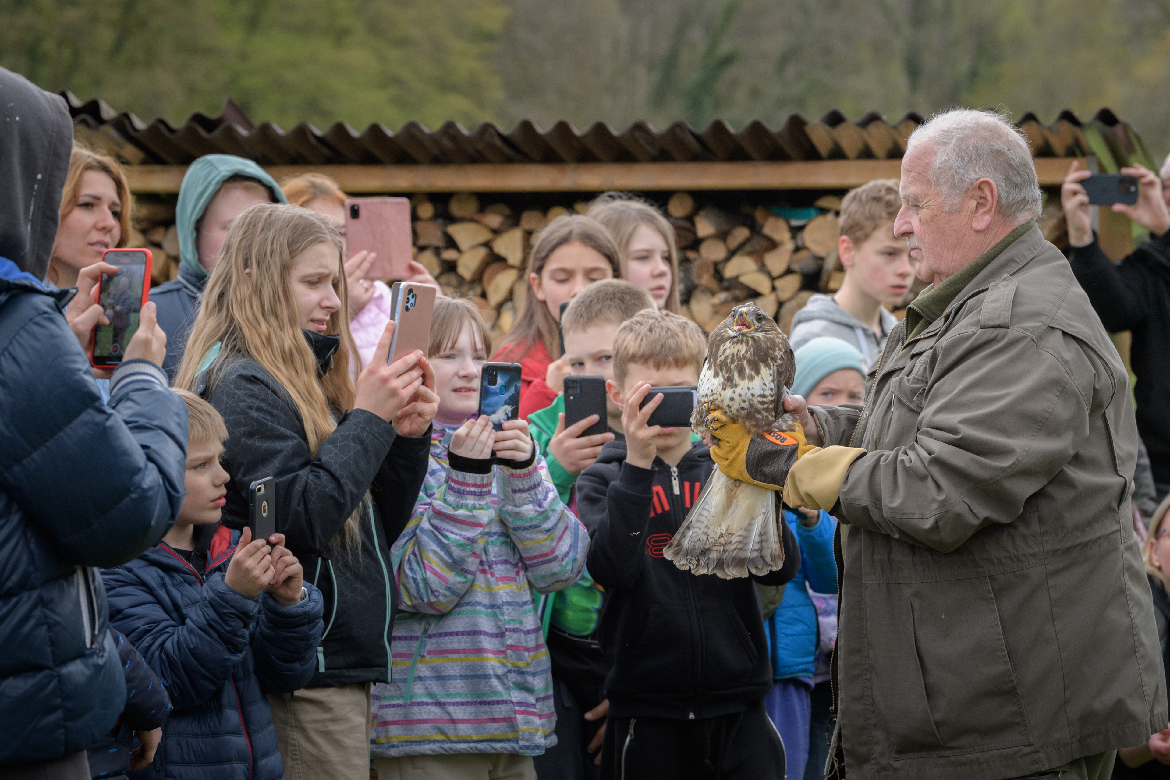 SORTIE PEDAGOGIQUE D'ENFANTS UKRAINIENS REFUGIES AUTOUR DES OISEAUX - TRIBUNE DE GENEVE - AVRIL 2023