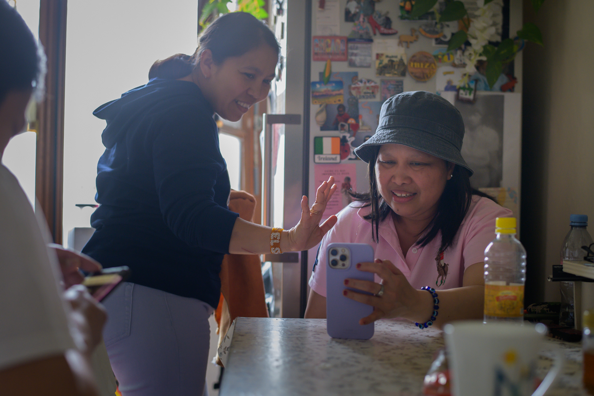 « DES EMPLOYEES PHILIPPINES POURSUIVENT LEUR EMPLOYEUR DIPLOMATIQUE POUR ESCLAVAGE » - REPAS DOMINICAL EN FAMILLE, AVEC DES AMIS, ET LA MAMAN EN LIGNE DEPUIS LES PHILIPPINES - ALJAZEERA - GENEVE - MAI 2023