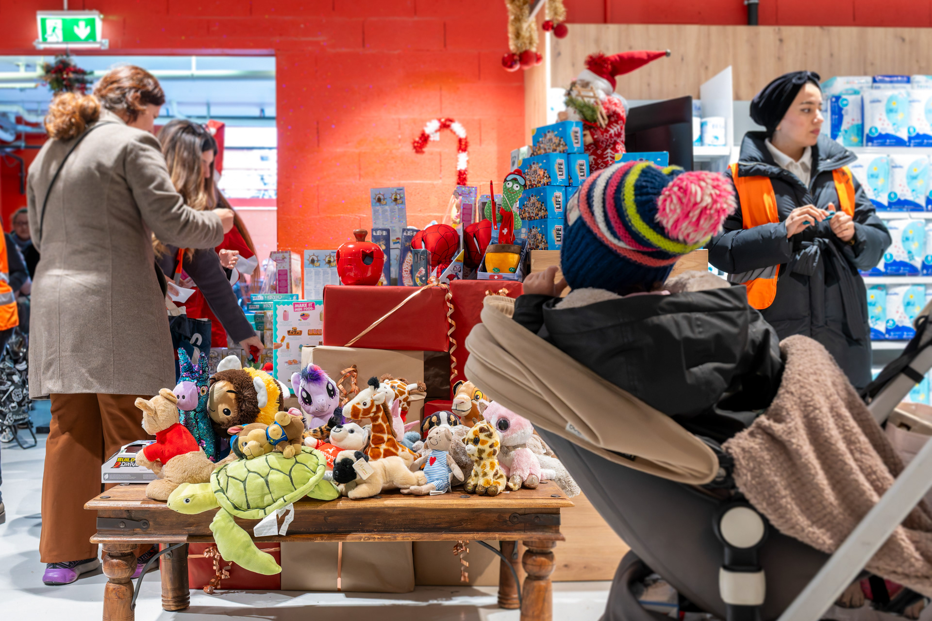 Distribution de cadeaux de noël aux Colis du Coeur - Carouge - Décembre 2025 - Pour la Tribune de Genève