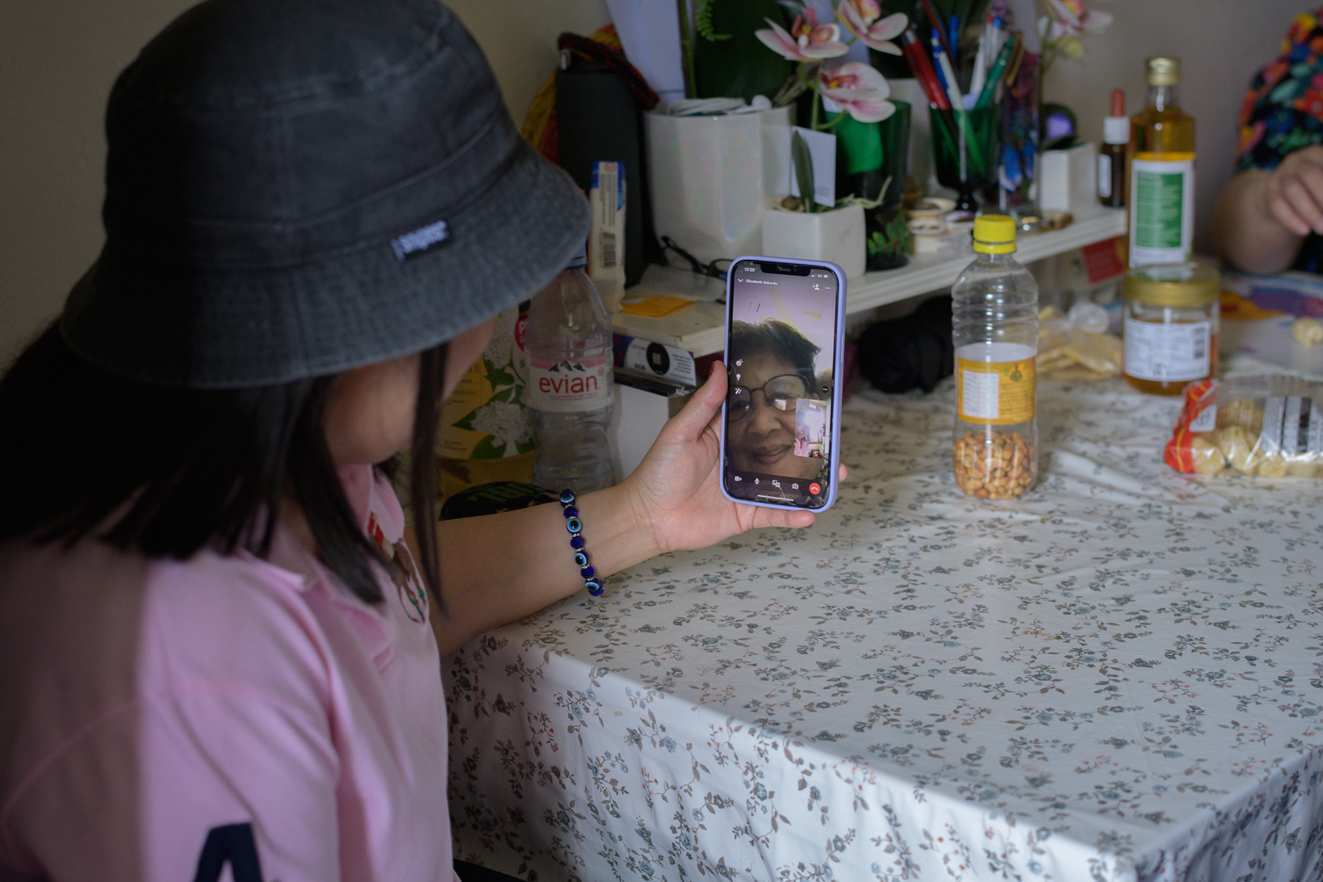 « DES EMPLOYEES PHILIPPINES POURSUIVENT LEUR EMPLOYEUR DIPLOMATIQUE POUR ESCLAVAGE » - REPAS DOMINICAL EN FAMILLE, AVEC DES AMIS, ET LA MAMAN EN LIGNE DEPUIS LES PHILIPPINES  - ALJAZEERA - GENEVE - MAI 2023