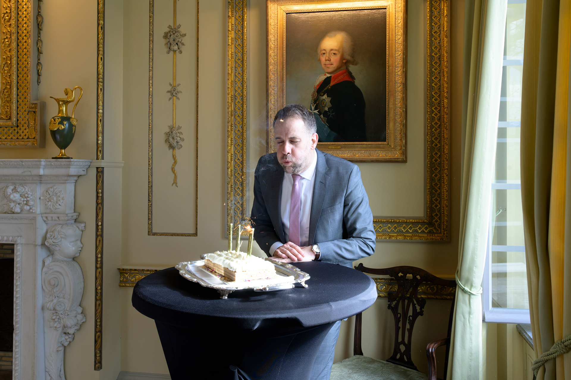 EN MARGE D’UN DEJEUNER DE COURTOISIE, GATEAU D’ANNIVERSAIRE D’ANTONIO HODGERS - FONDATION ZOUBOV - POUR LA CHANCELLERIE D’ETAT - GENEVE - MARS 2024