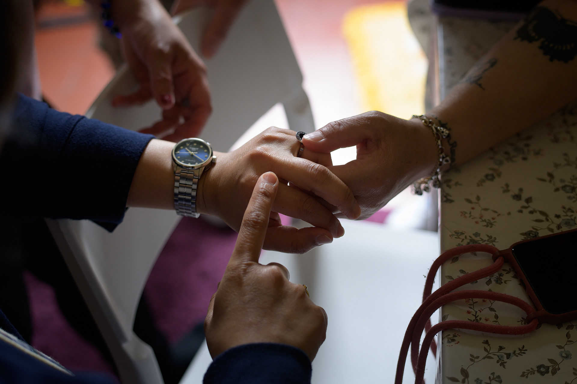 « DES EMPLOYEES PHILIPPINES POURSUIVENT LEUR EMPLOYEUR DIPLOMATIQUE POUR ESCLAVAGE » - REPAS DOMINICAL EN FAMILLE, AVEC DES AMIS, ET LA MAMAN EN LIGNE DEPUIS LES PHILIPPINES  - ALJAZEERA - GENEVE - MAI 2023