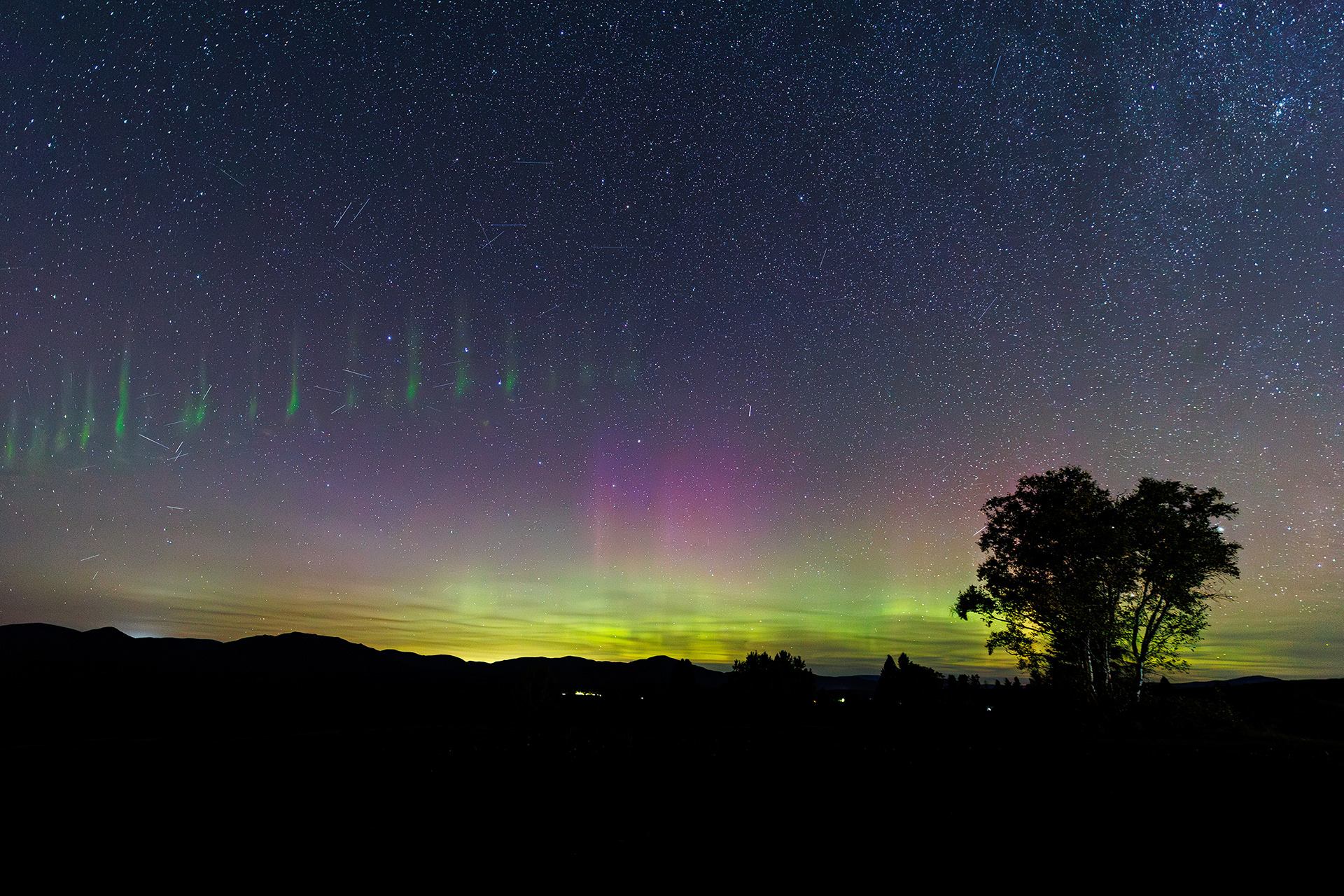 Aurores "picket fence", Notre-Dame-des-Monts