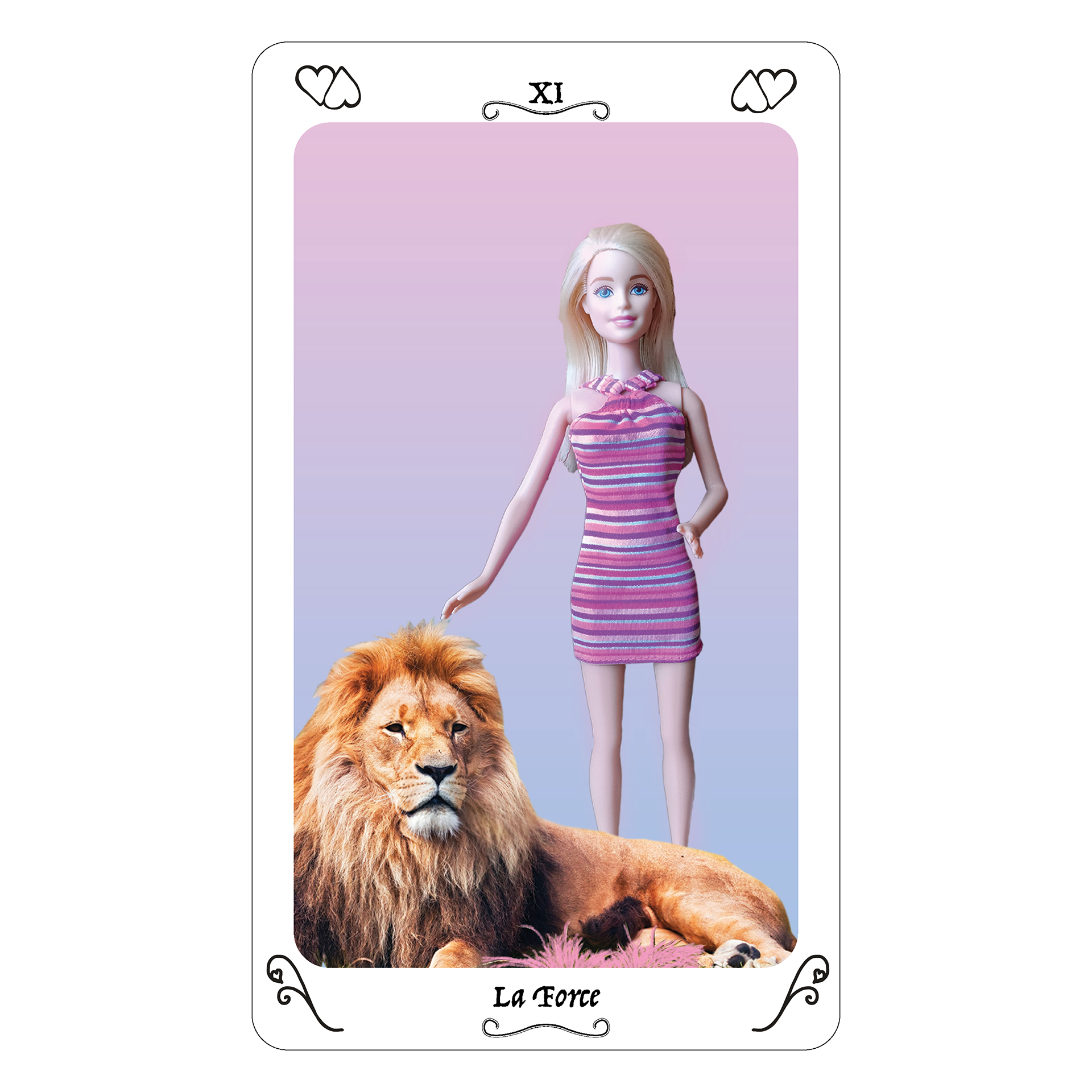 XI La Force. Le lion à ses pieds signifie que le personnage a pu le dominer facilement. Elle a donc du courage, elle maîtrise ses énergies sexuelles et ses pulsions animales. Ne cédez pas aux plaisirs de la chair si facilement, calmez vos pulsions et vous serez bien plus maitre de votre vie.