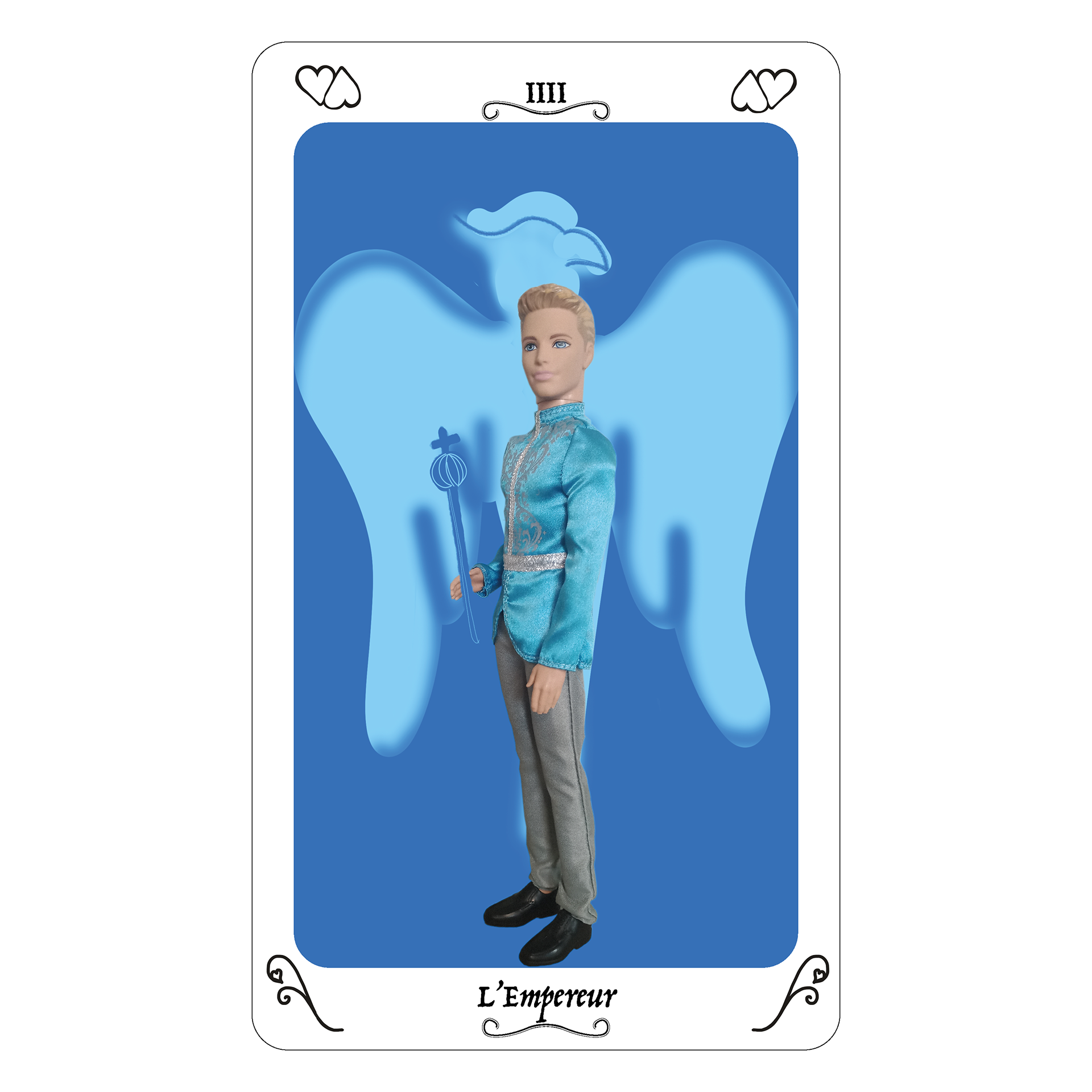 IIII L’Empereur. Le chiffre quatre renvoie à la nature, les quatre points cardinaux, les quatre saisons, les quatre éléments... Cette carte est le symbole de la royauté. Mais attention, l’empereur regarde vers la gauche, donc vers le passé, prenez garde à ne pas trop rester nostalgique de vos amours passés et à regarder plutôt vers le futur.