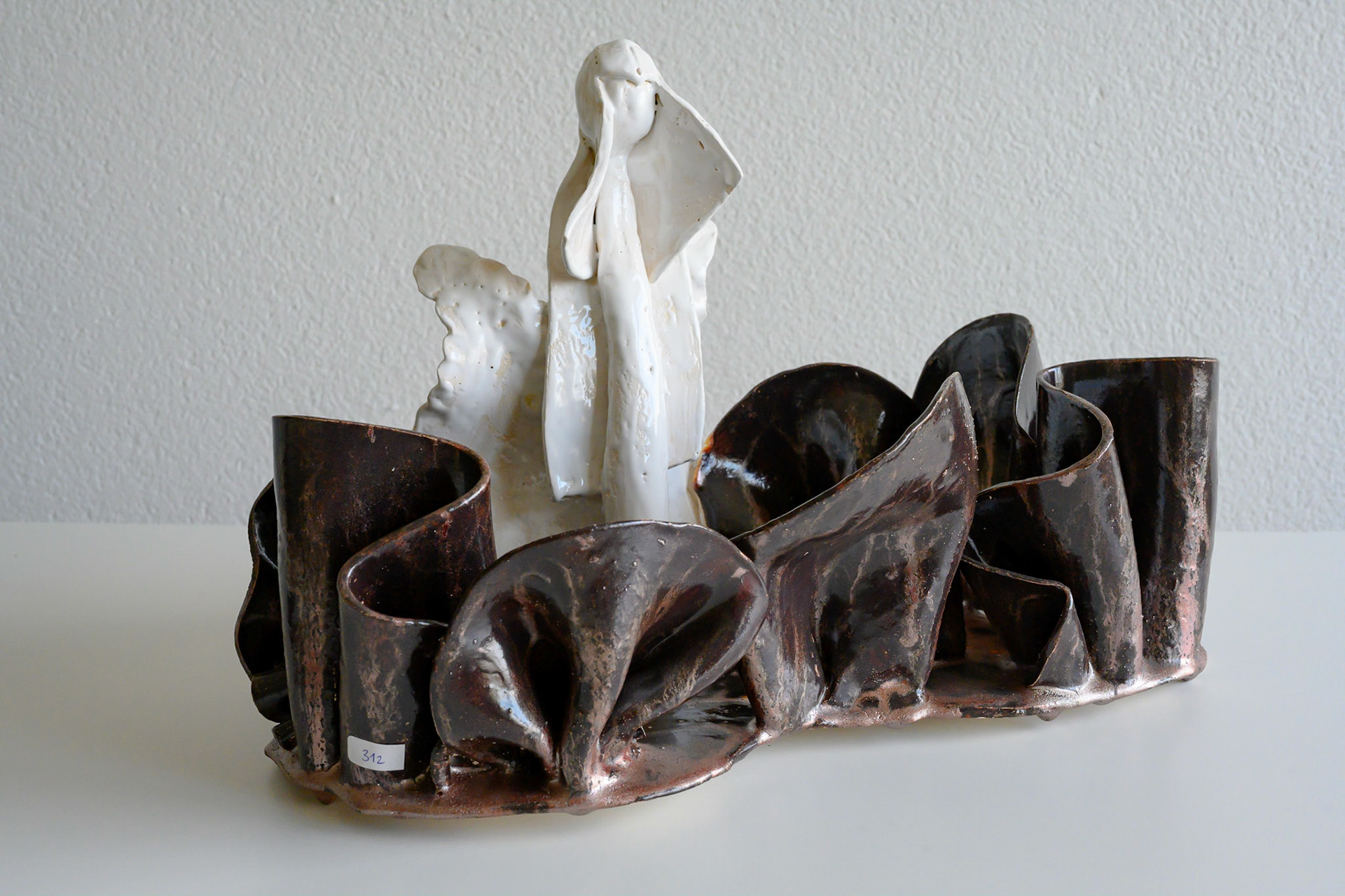 Keramik 312: Schale mit Statue, 41 cm lang, 26 cm breit, 27 cm hoch