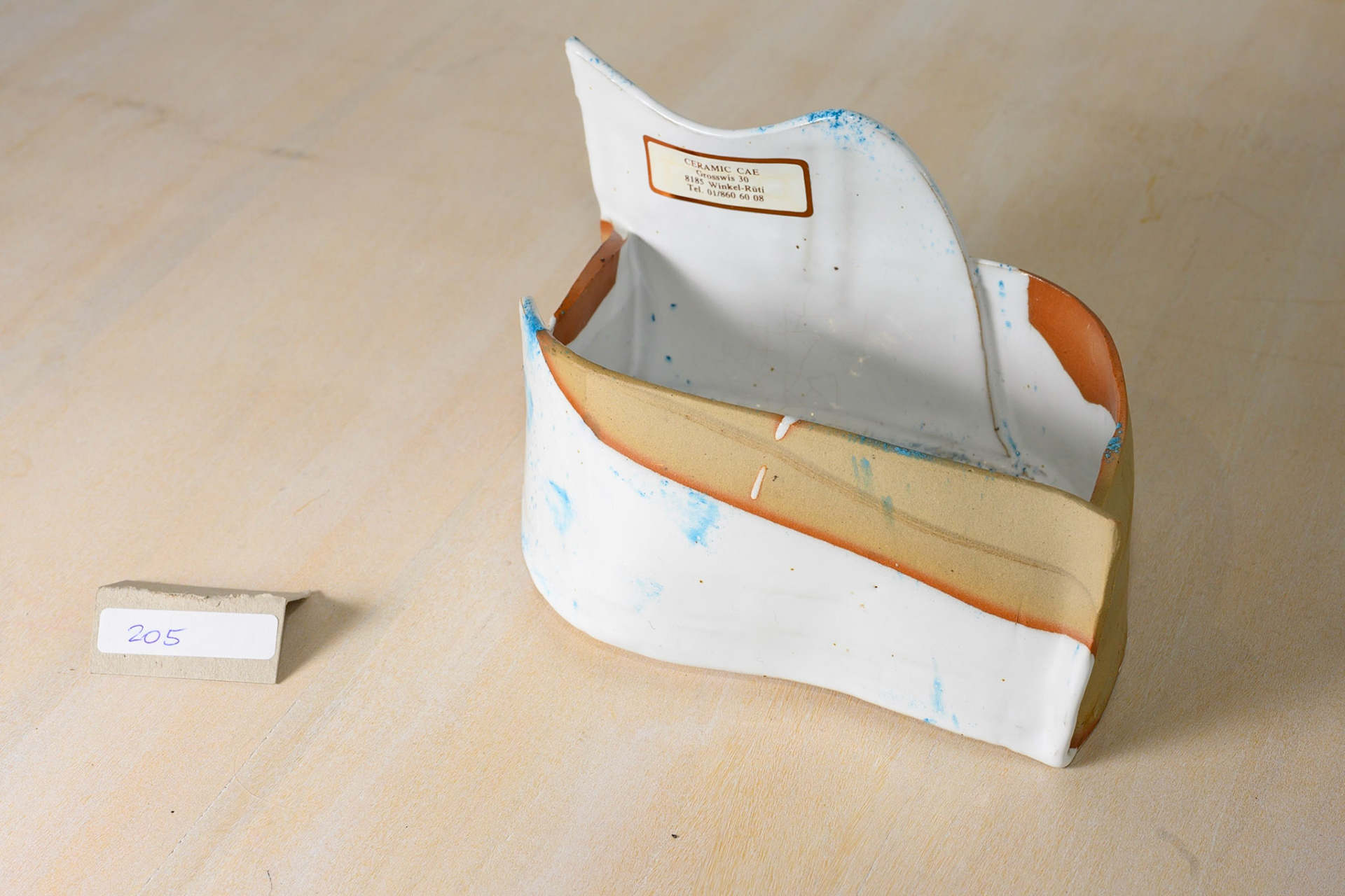Keramik 205: Schale. BxTxH: 22 x 13 x 10 cm.