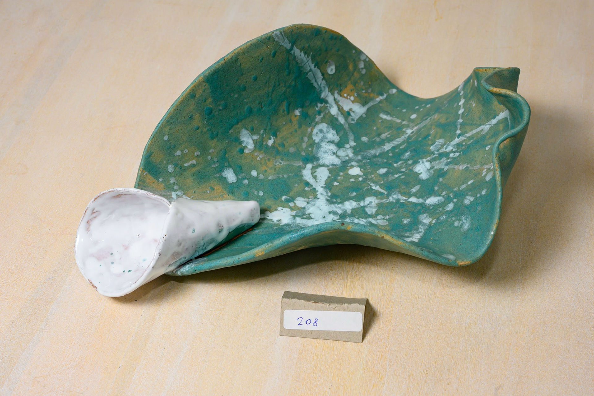 Keramik 208: Schale. BxTxH: 24 x 24 x 10 cm.