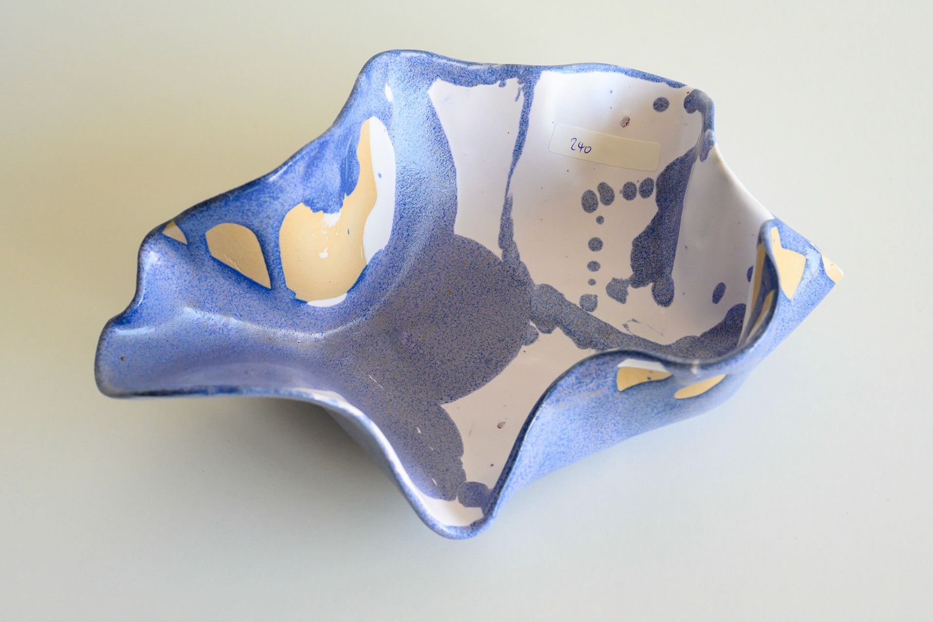 Keramik 240: Schale, 25 cm lang. VERKAUFT