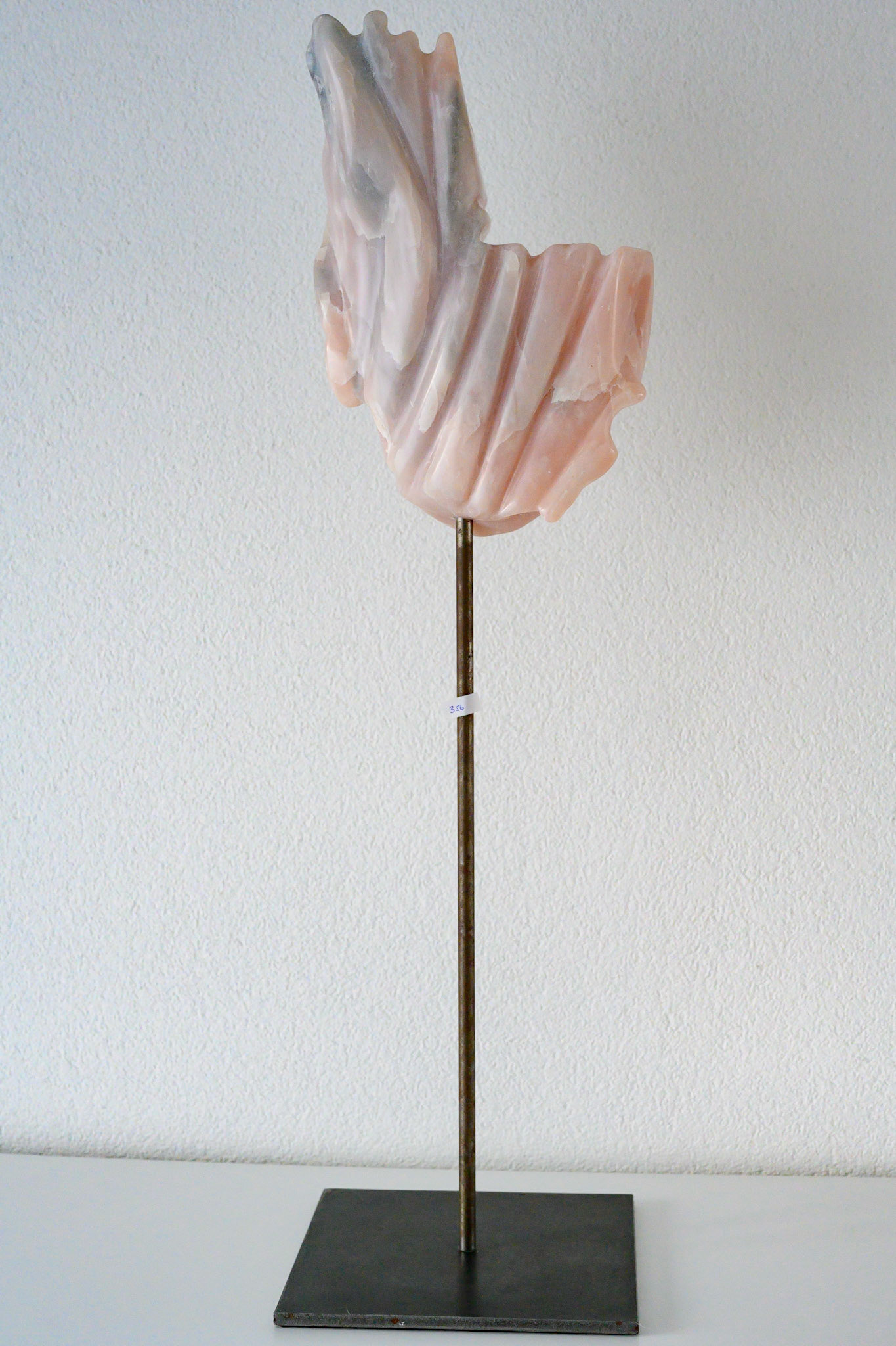 Speckstein 356: Skulptur auf Ständer, 21 cm breit, 28 cm hoch, Höhe mit Ständer: 71 cm