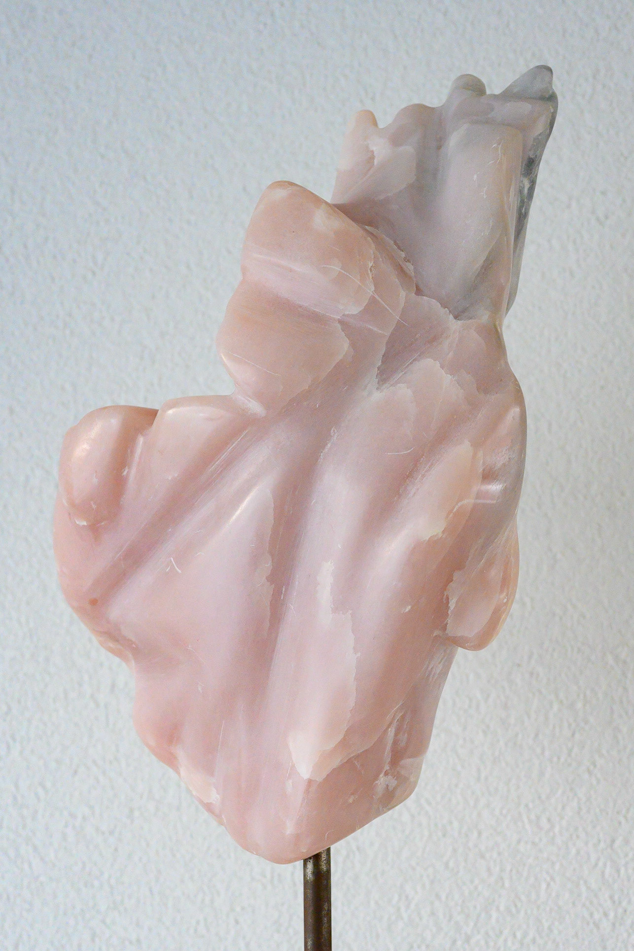 Speckstein 356: Skulptur auf Ständer, 21 cm breit, 28 cm hoch, Höhe mit Ständer: 71 cm