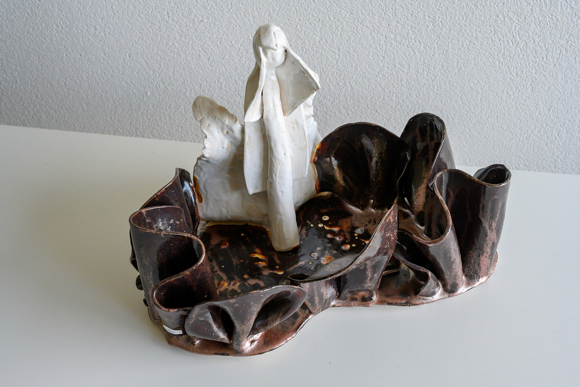Keramik 312: Schale mit Statue, 41 cm lang, 26 cm breit, 27 cm hoch