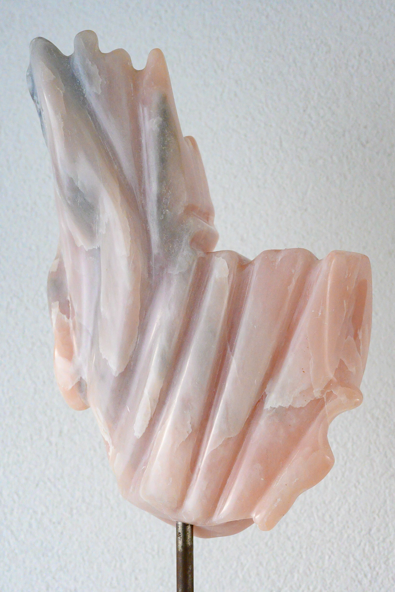 Speckstein 356: Skulptur auf Ständer, 21 cm breit, 28 cm hoch, Höhe mit Ständer: 71 cm