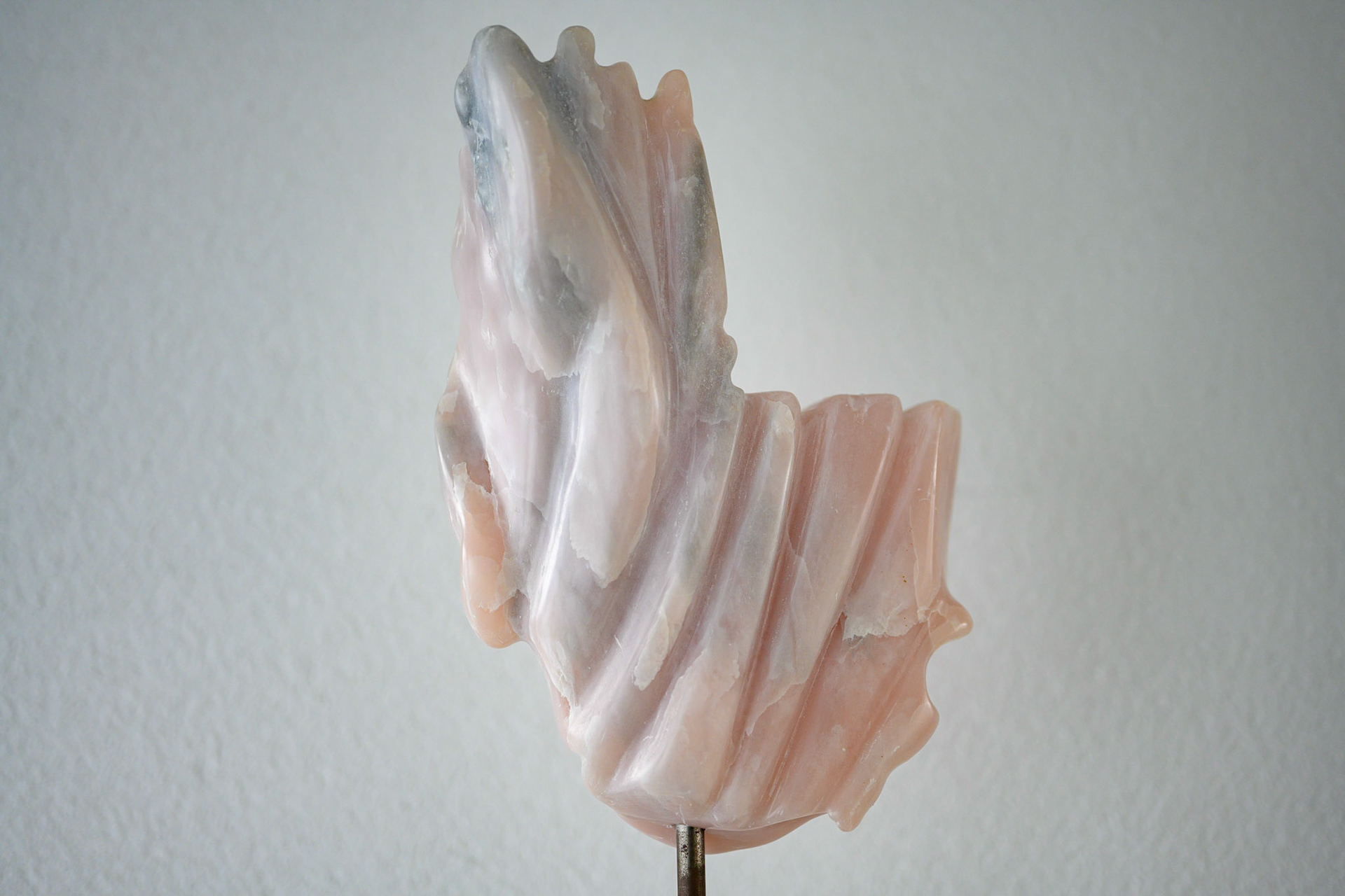 Speckstein 356: Skulptur auf Ständer, 21 cm breit, 28 cm hoch, Höhe mit Ständer: 71 cm