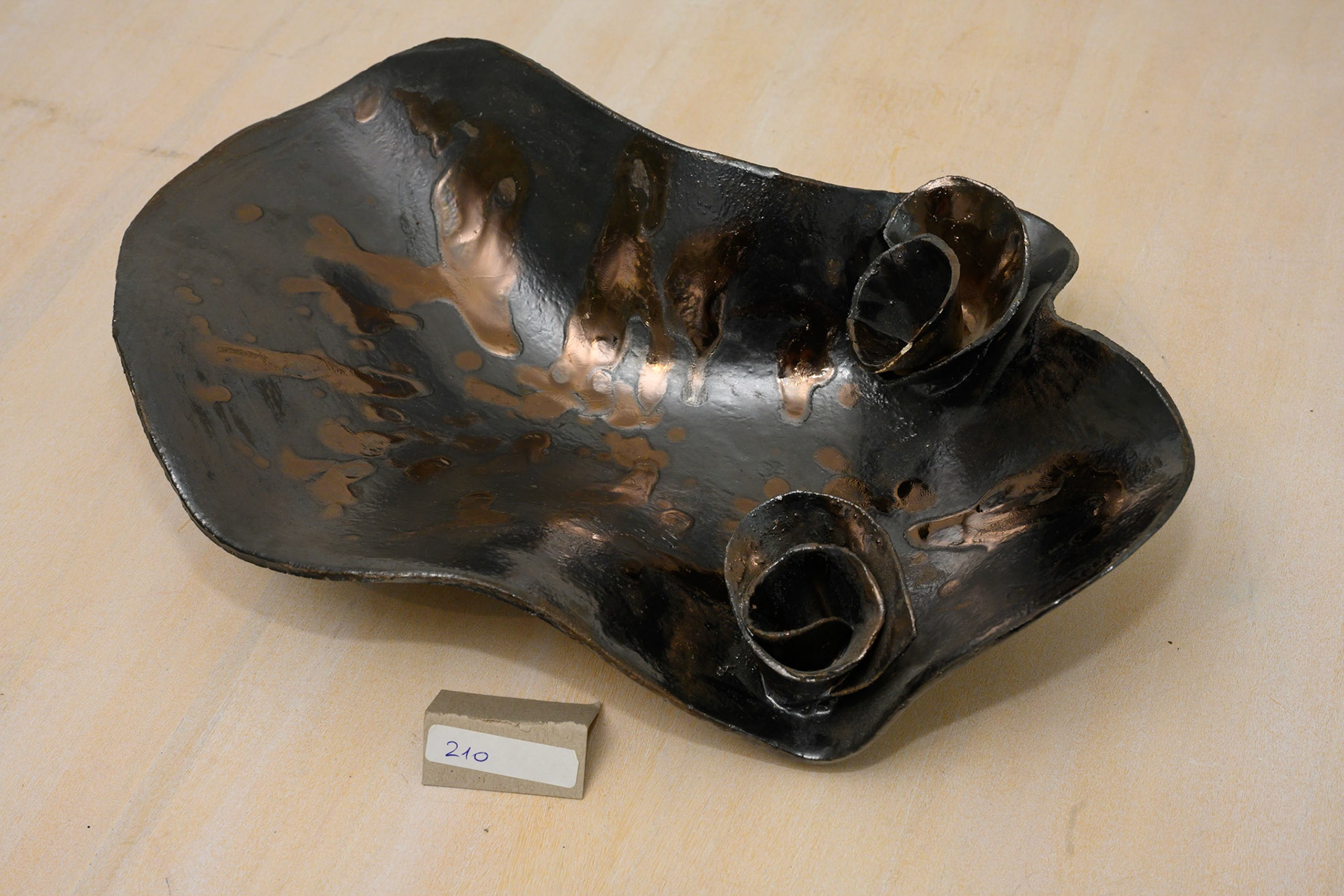 Keramik 210: Schale. BxTxH: 33 x 28 x 15 cm. - VERKAUFT