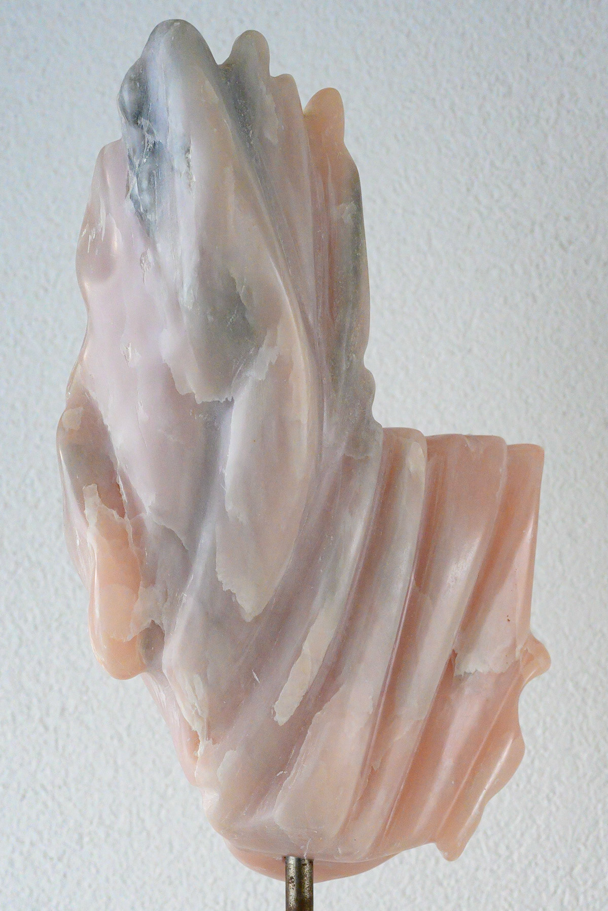 Speckstein 356: Skulptur auf Ständer, 21 cm breit, 28 cm hoch, Höhe mit Ständer: 71 cm