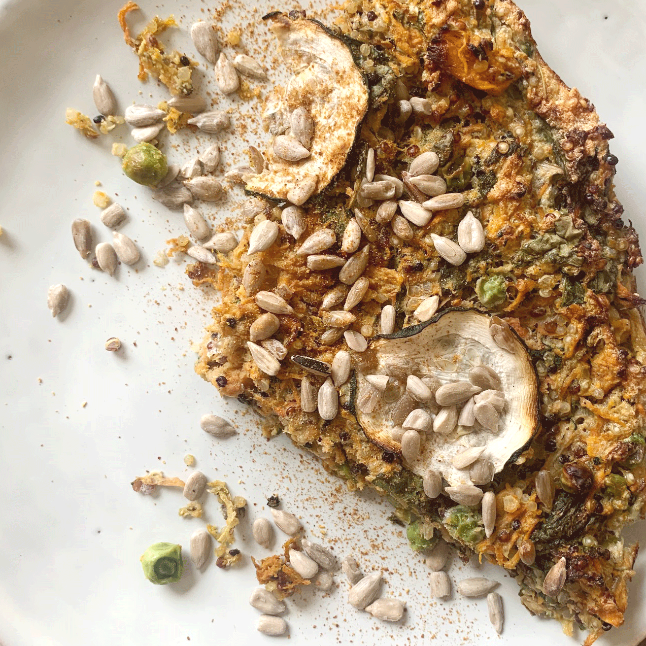 Food-Fotografie einer herzhaften Quiche mit Blattspinat und goldbrauner Kruste