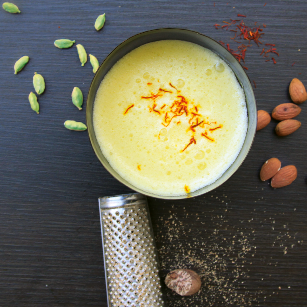 Goldene-Milch-Getränk auf dunklem Hintergrund mit natürlicher Lichtführung