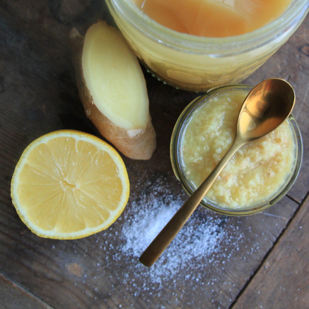 Gesunde Zutaten: Ingwer, Honig, Zitrone im minimalistischen Food-Styling