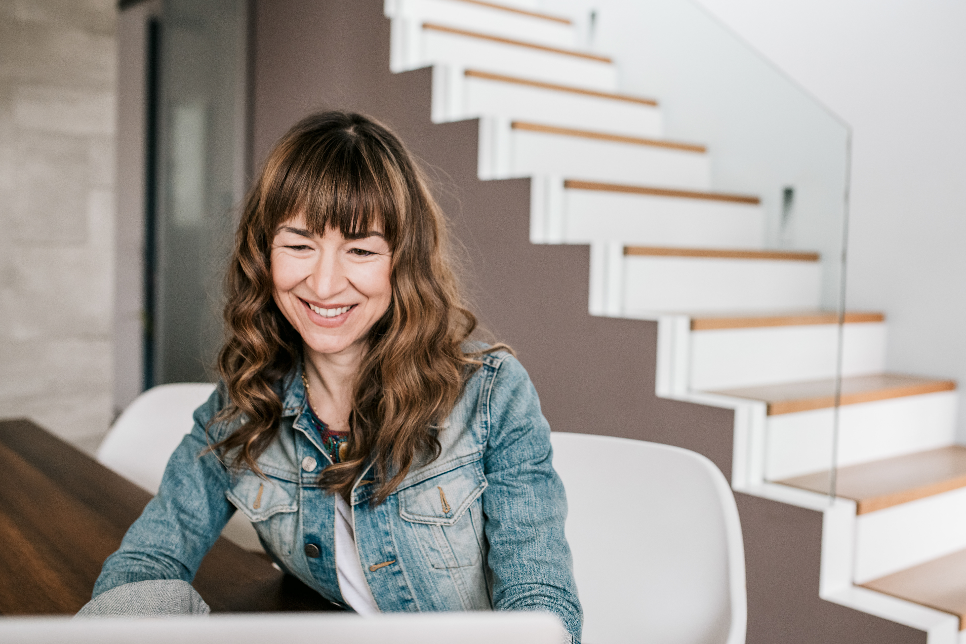 Tina Hanisch, Markenstrategin. Designerprozess einer Logoentwicklung mit Skizzen und Varianten