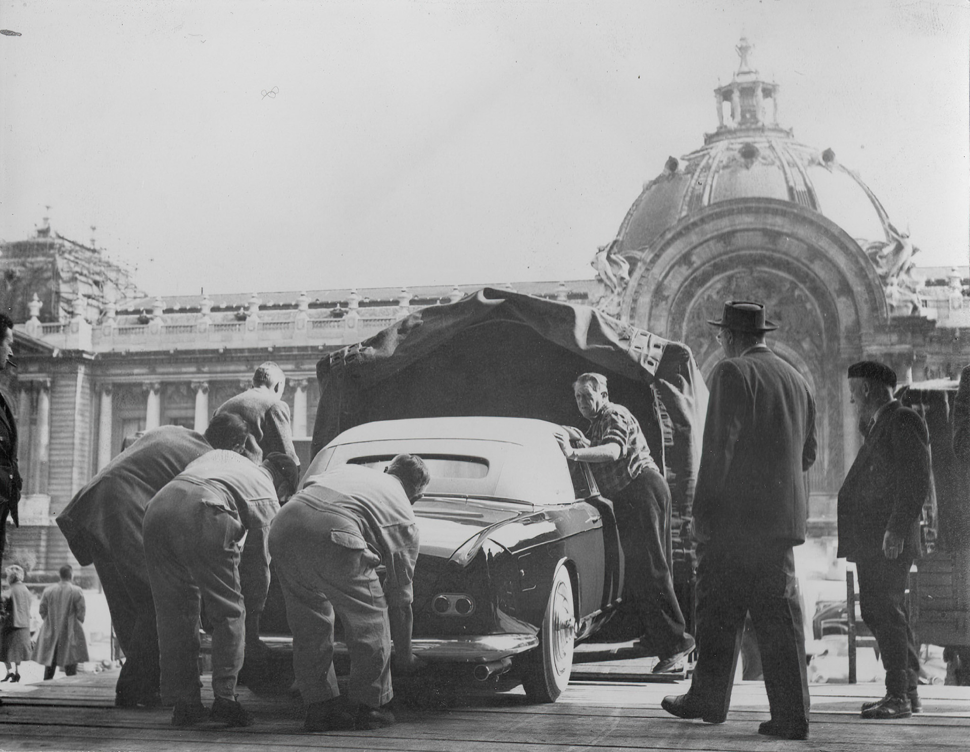 preparation of the Paris Motor Show Grand Palais 1955 (photo October 4th, 1955)